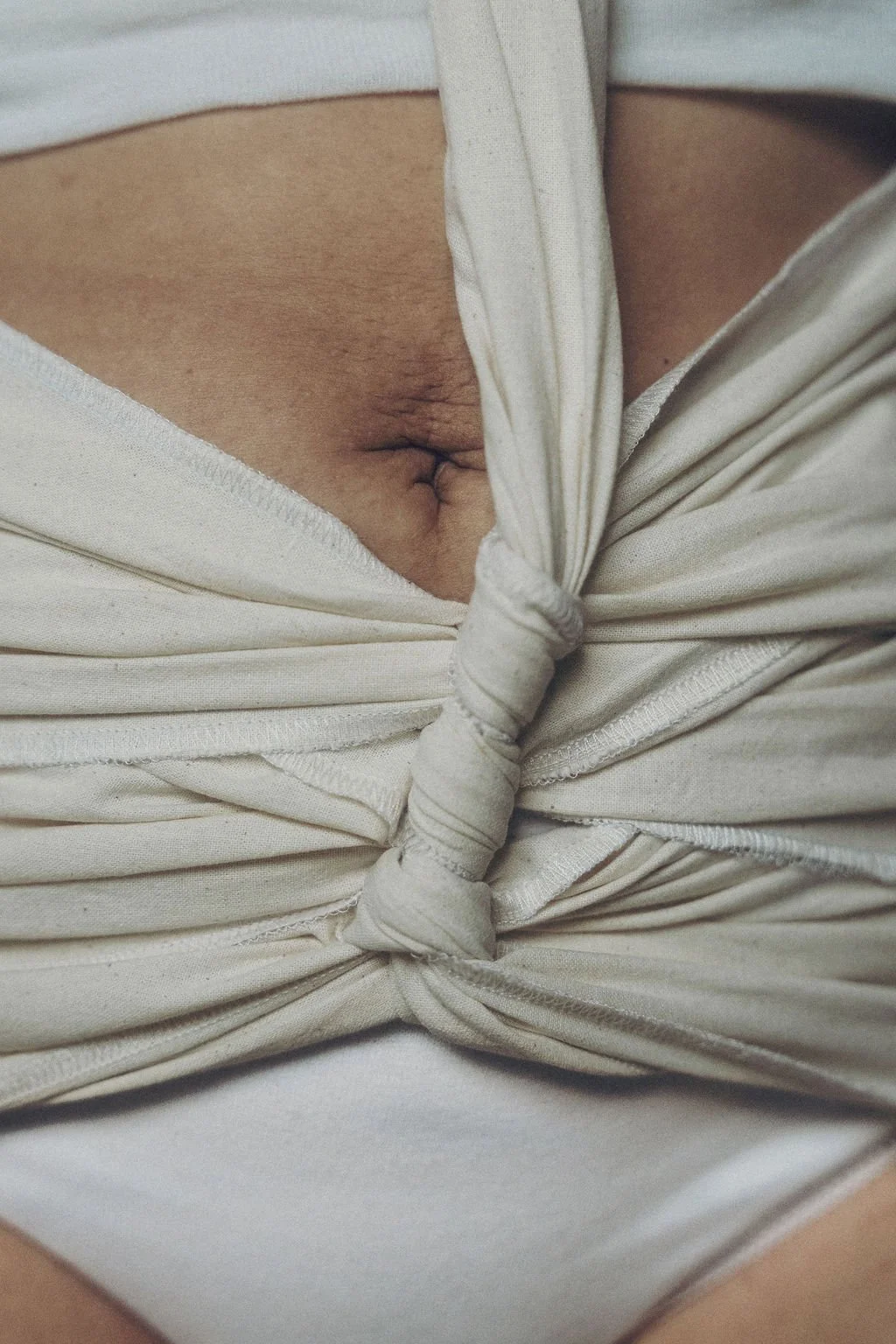 engkung belly binding als warme ondersteuning van buik en lichaam na de bevalling