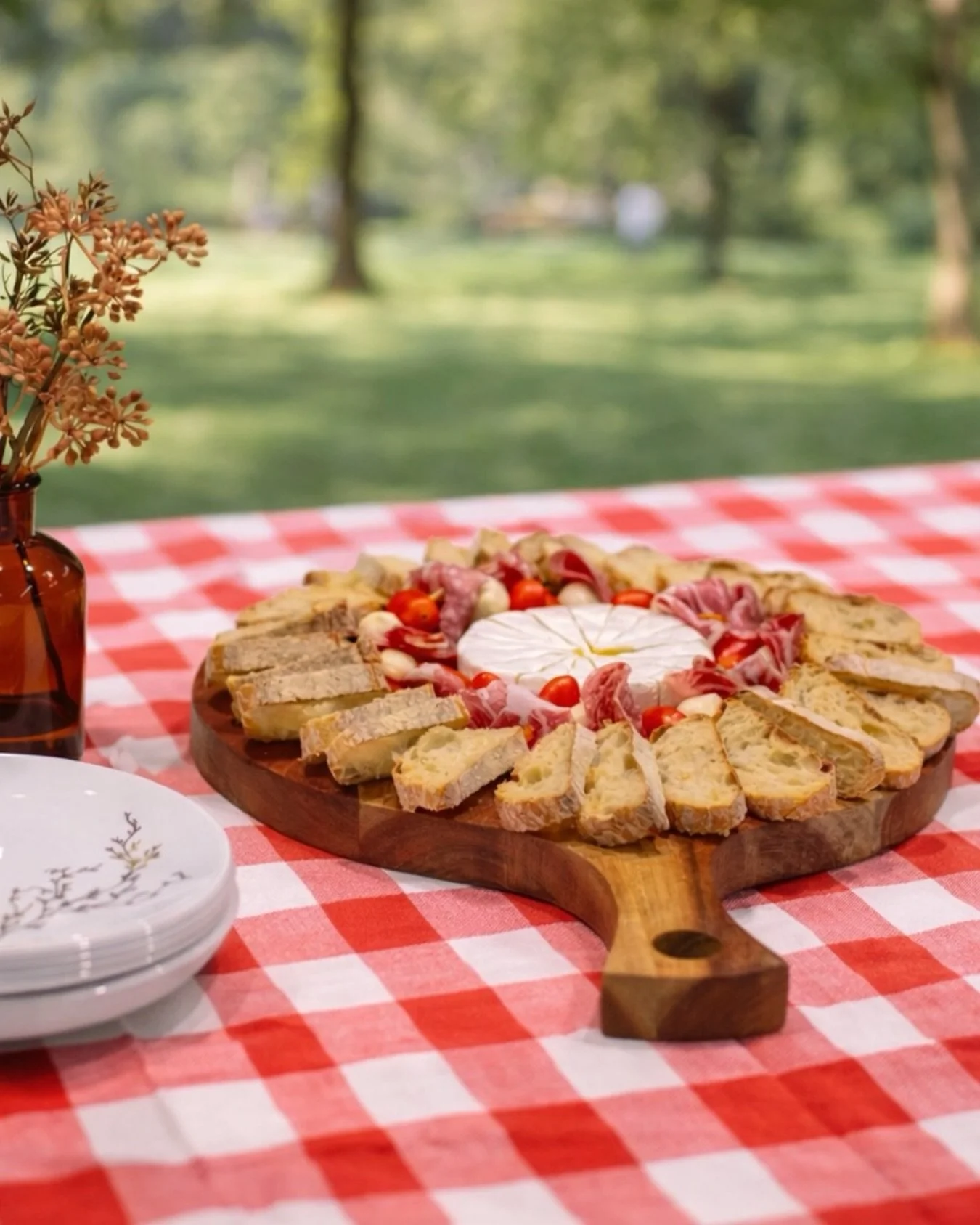 Picnics in the park hit different when they&rsquo;re catered by Kelly&rsquo;s. 🧺🍎🐜
Whether you&rsquo;re looking for the perfect charcuterie board or a sandwich platter the whole family will love, we&rsquo;re happy to help you create something spec