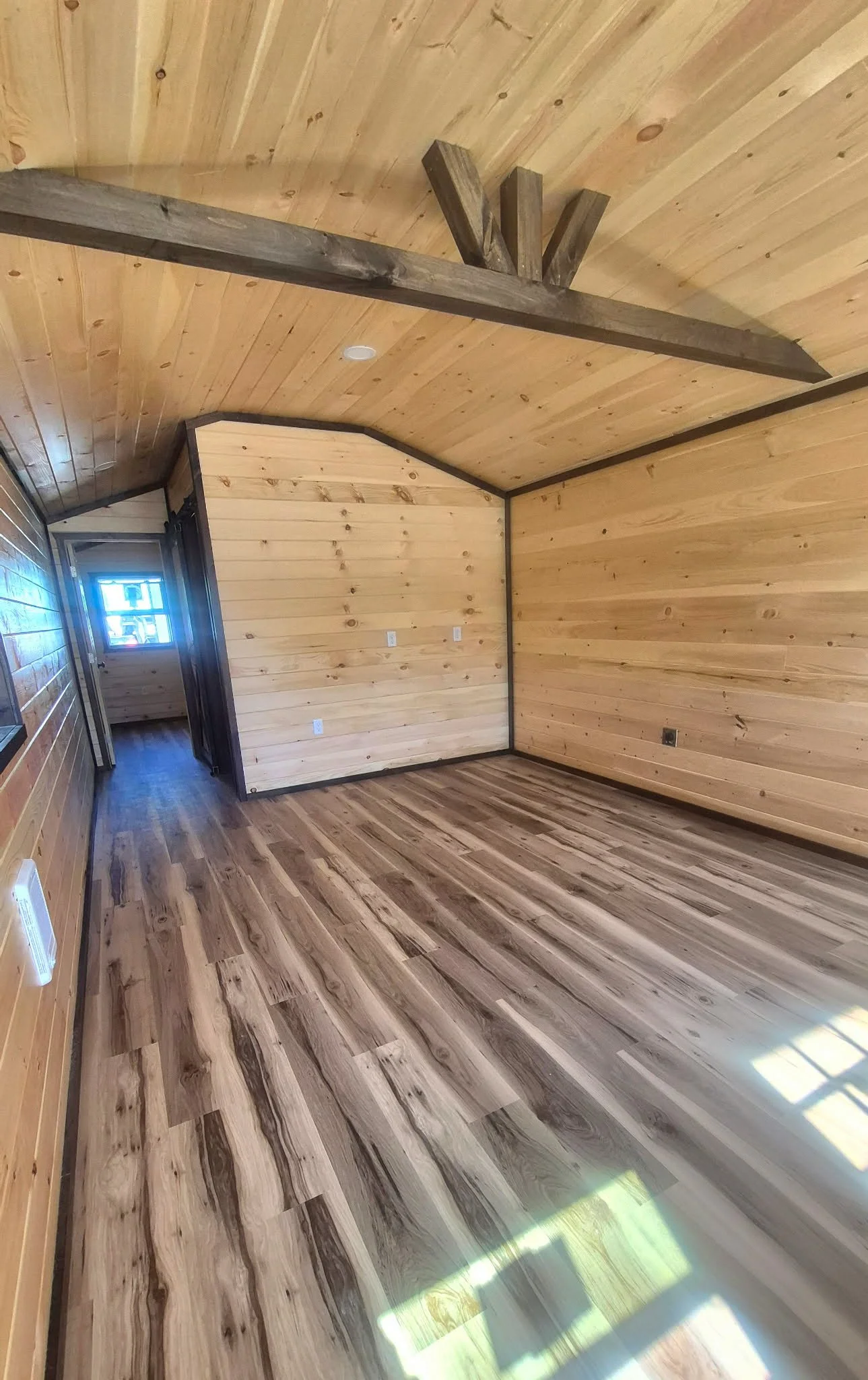 mini-maison-4-saisons-12x32-salon-poutre-apparente-plancher-bois.jpg