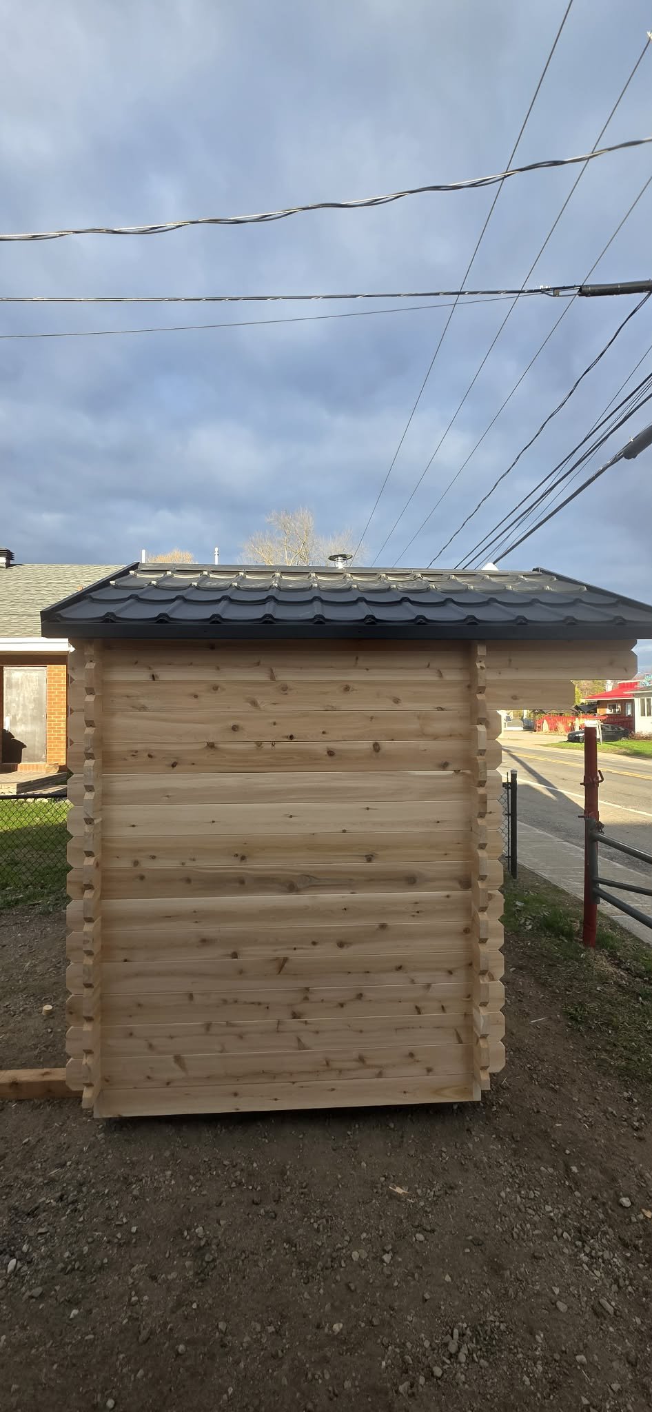 Sauna CT Palmer Cabin vue arrière avec assemblage cèdre en chevauchement et toiture noire.jpg