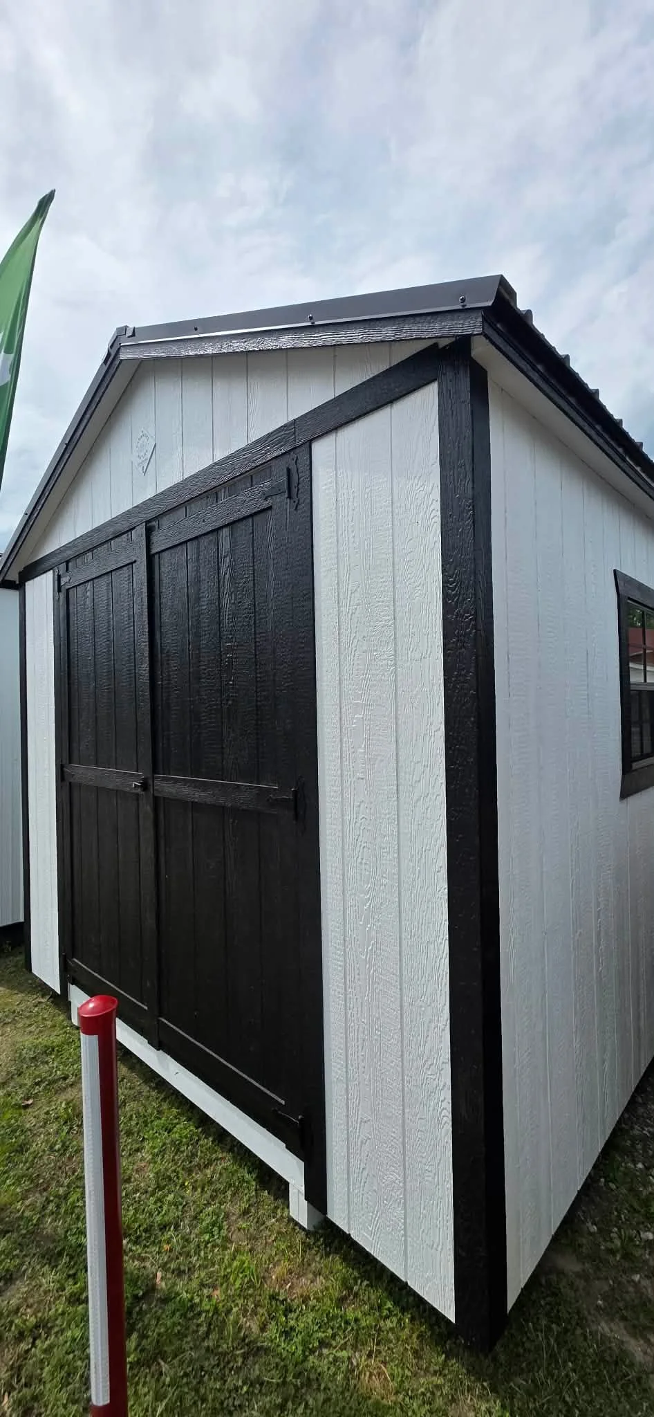 cabanon-10x16-toit-grange-blanc-noir-quebec.jpg
