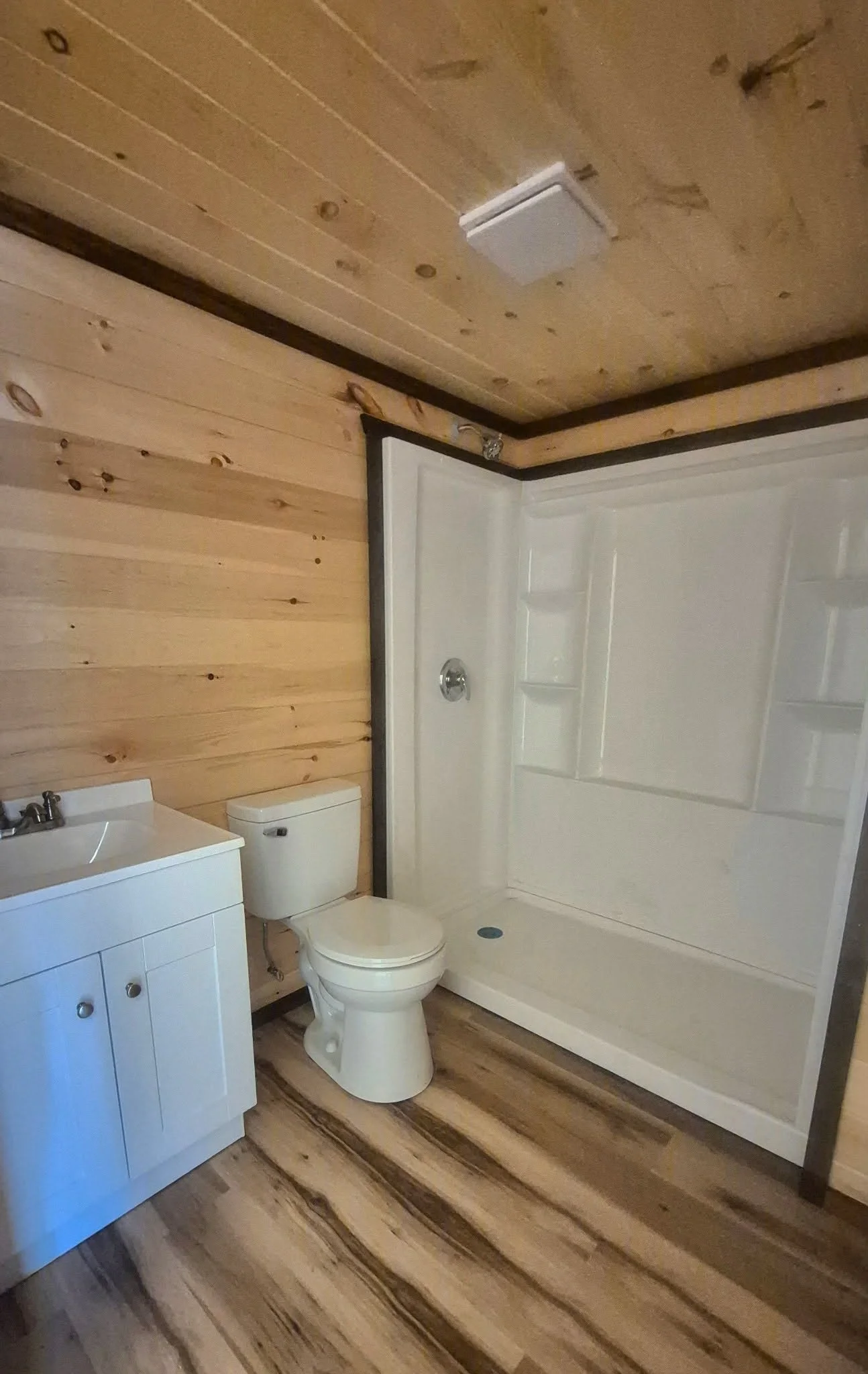mini-maison-4-saisons-12x32-salle-de-bain-complete-douche-bois.jpg