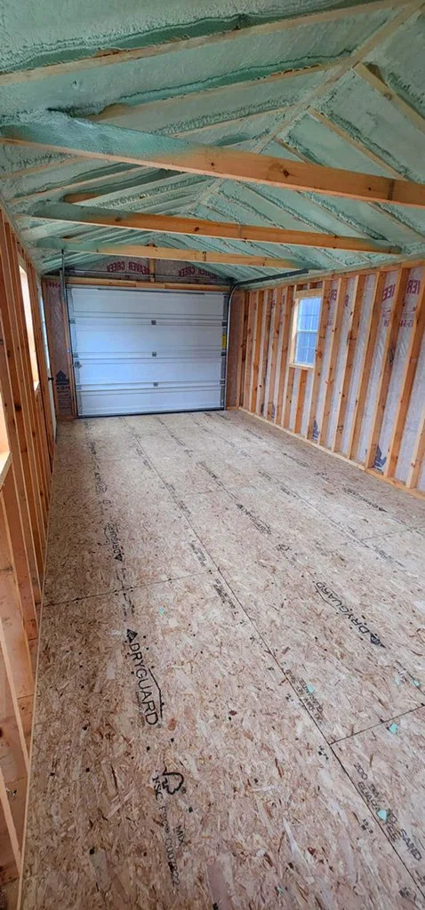 Intérieur garage isolé 12x24 aménagé en studio ou bureau de travail