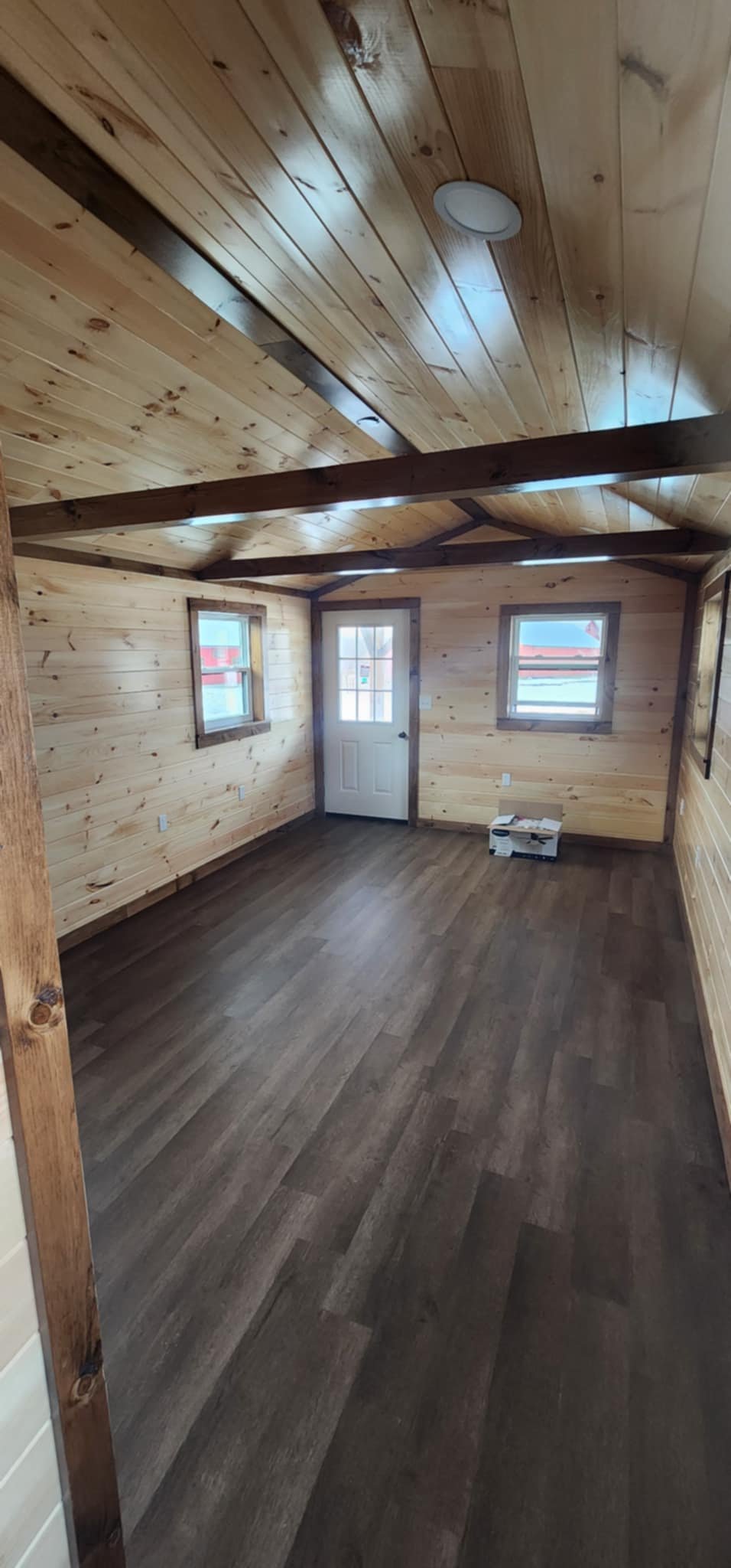 Intérieur chalet 12x30 kitchenette et espace de vie sur mesure