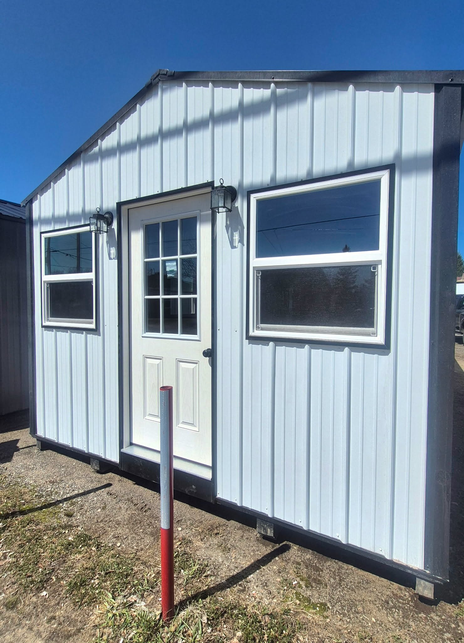 mini-maison-4-saisons-12x32-entree-porte-fenetre-luminaire-exterieur.jpg
