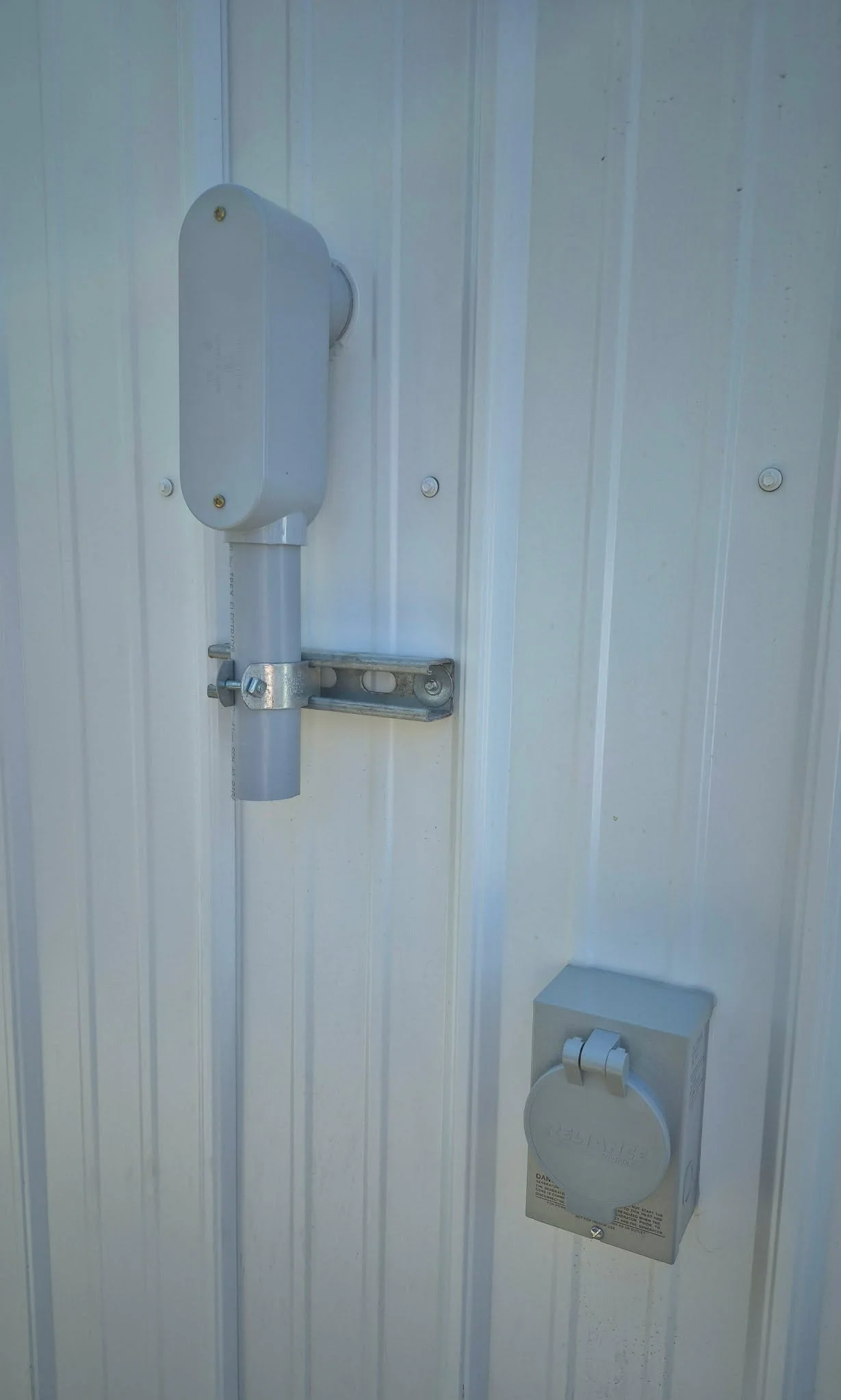 mini-maison-4-saisons-12x32-branchement-electrique-exterieur-metal.jpg