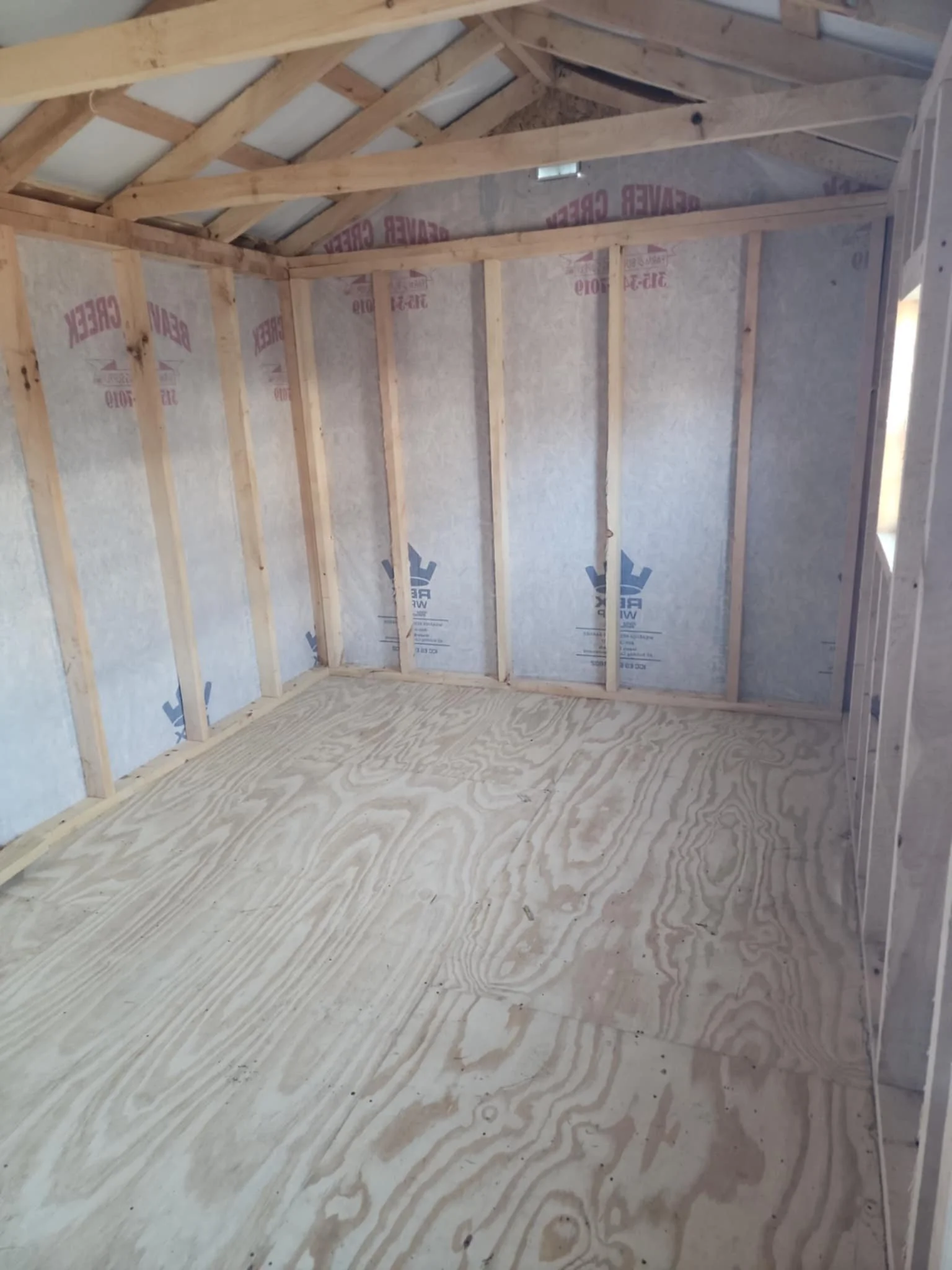 Intérieur garage 10x16 compact pour rangement et petit atelier