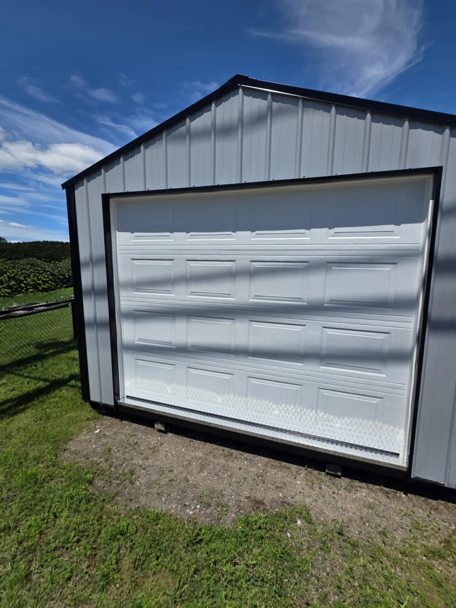 Garage aluminium 12x20 avec porte sectionnelle, vue extérieure