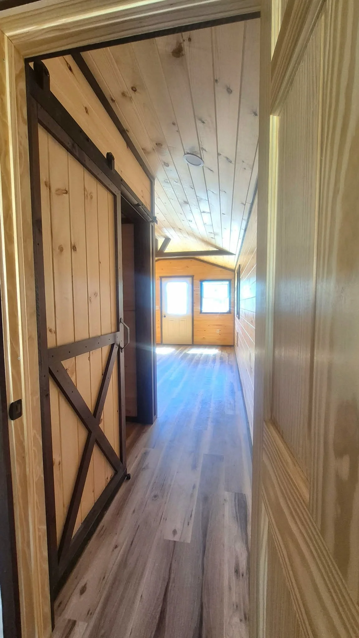 mini-maison-4-saisons-12x32-corridor-porte-coulissante-grange-bois-pin.jpg