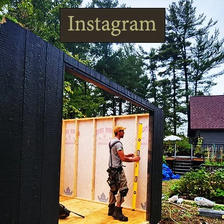 Cabanons nature, cabanon Outaouais. Une personne construisant une structure en bois dans un jardin, avec du matériel de construction et une maison en arrière-plan, sous un ciel clair.