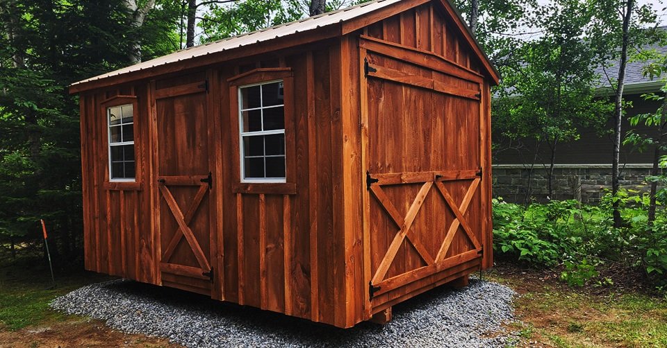 Cabanon Outaouais, Cabanons Outouais. Abri de jardin en bois avec fenêtres, situé dans un jardin entouré d'arbres. Cabanon. Backyard Shed. Remise. Cabanons.
