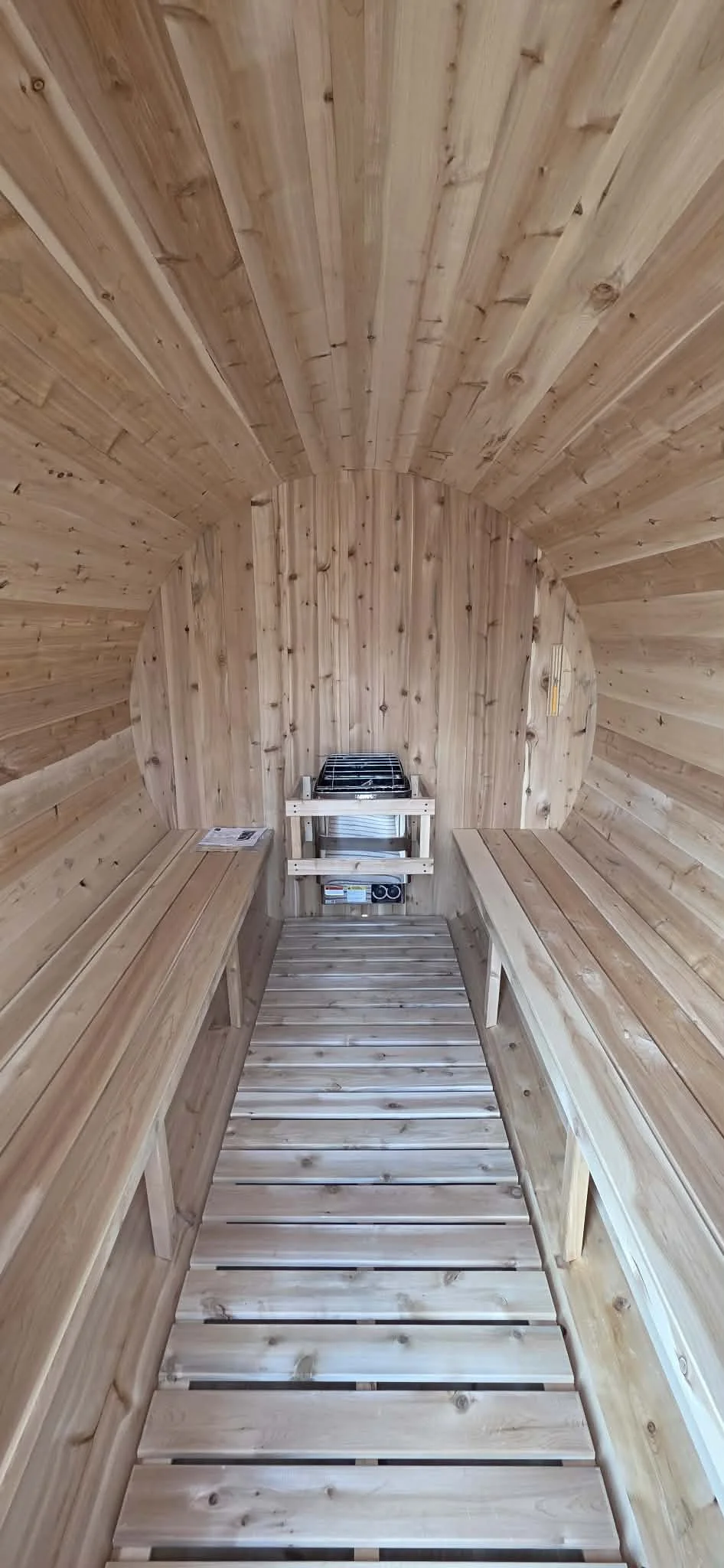 Intérieur sauna baril CT Serenity avec bancs en cèdre et poêle électrique au fond.jpg