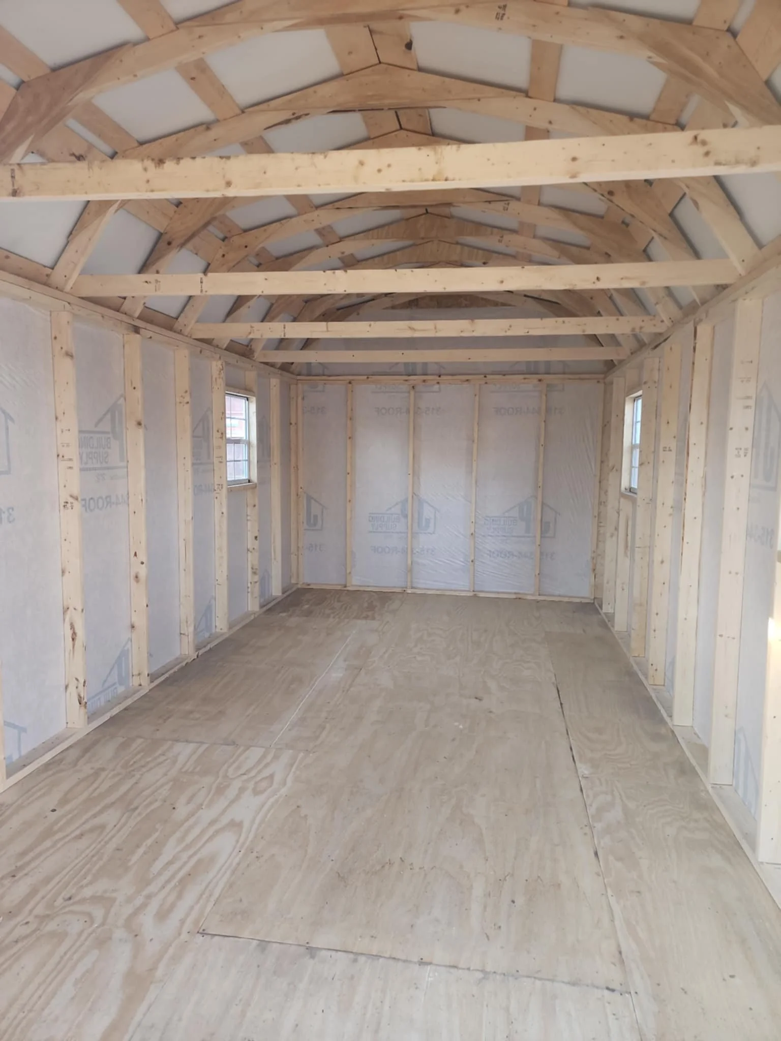 Intérieur cabanon grange 10x20 avec grand volume utilisable comme atelier
