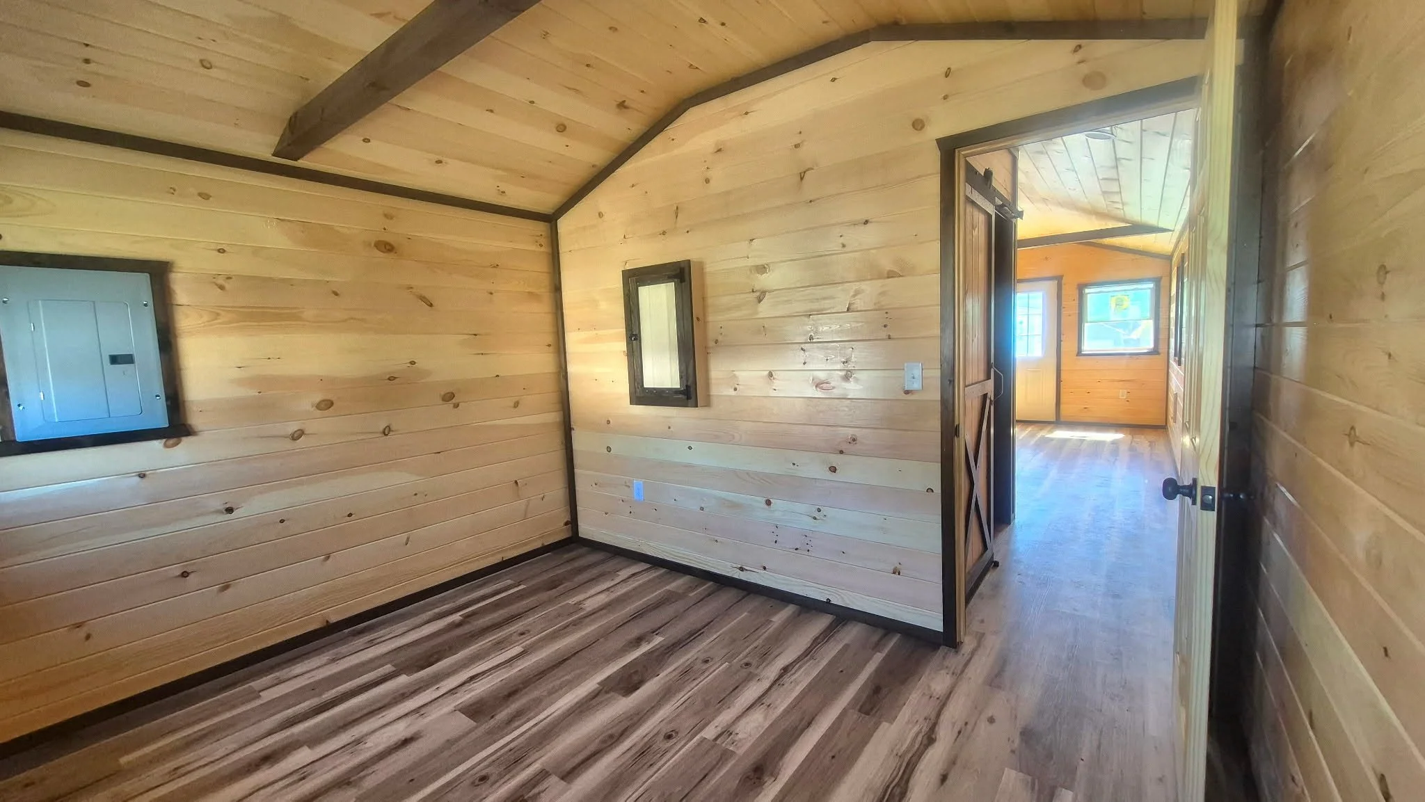 mini-maison-4-saisons-12x32-interieur-espace-de-vie-porte-grange.jpg