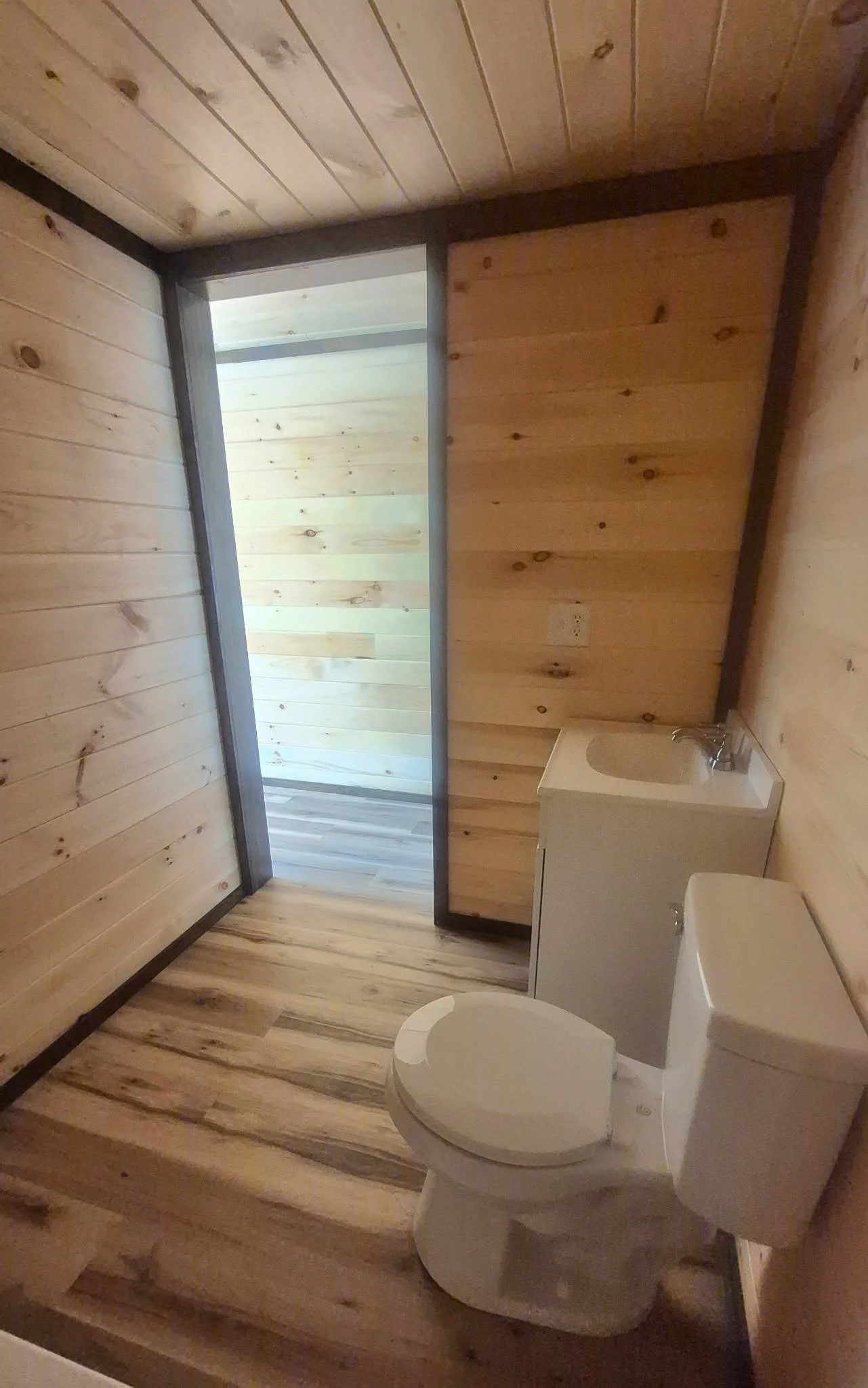 mini-maison-4-saisons-12x32-salle-de-bain-demi-bain-bois-pin.jpg
