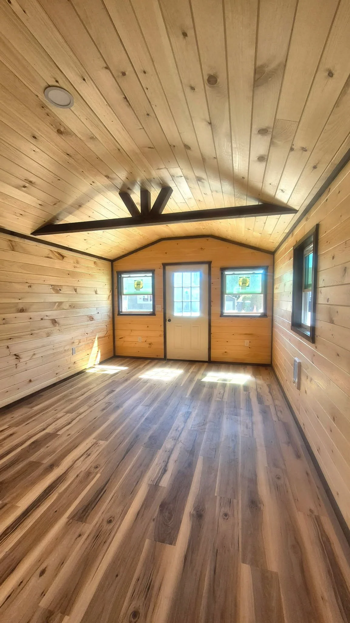 mini-maison-4-saisons-12x32-salon-entree-fenetre-pella-plafond-bois.jpg