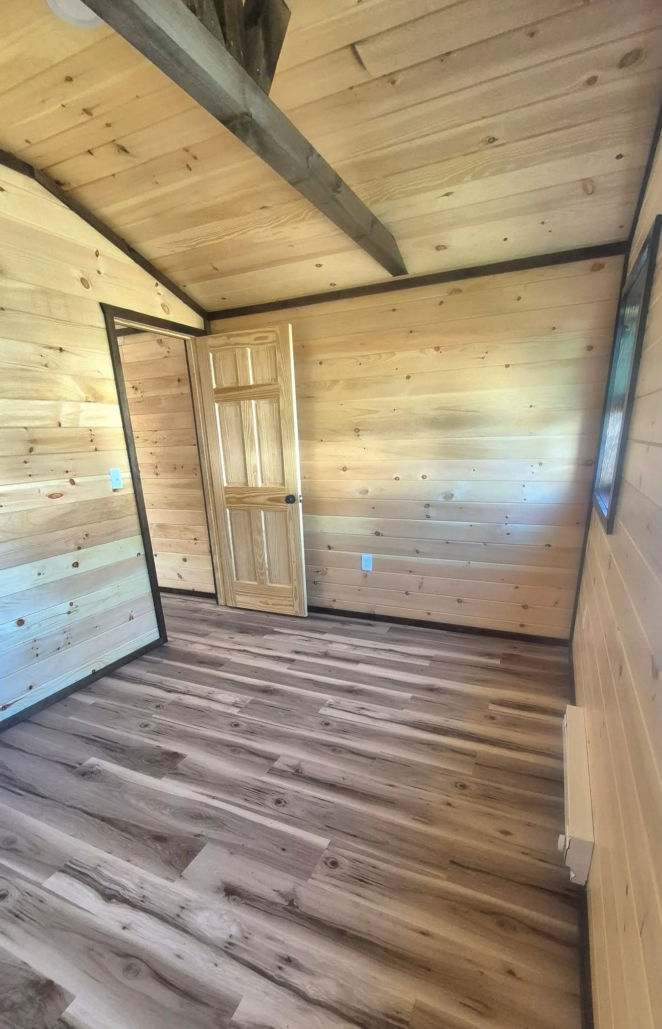 mini-maison-4-saisons-12x32-chambre-poutre-apparente-plancher.jpg