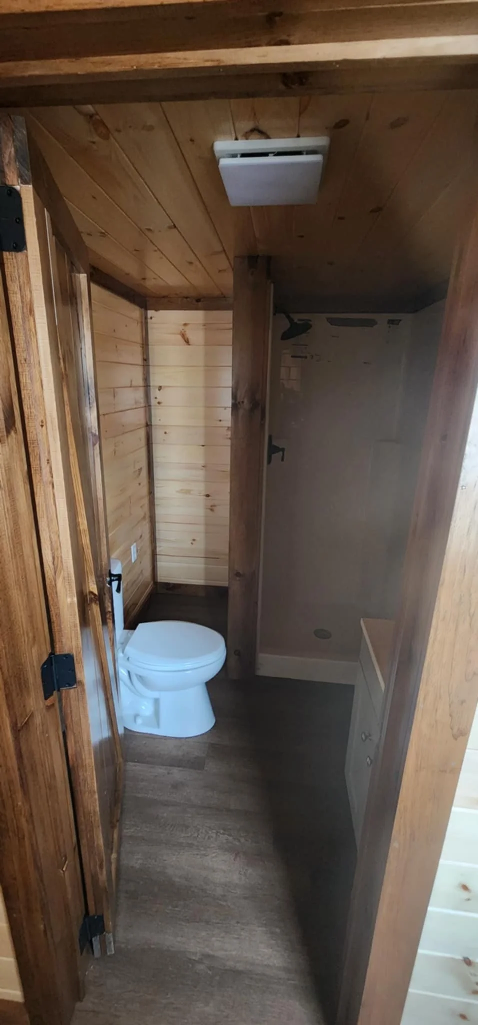 Intérieur chalet 12x30 avec salle de bain personnalisée