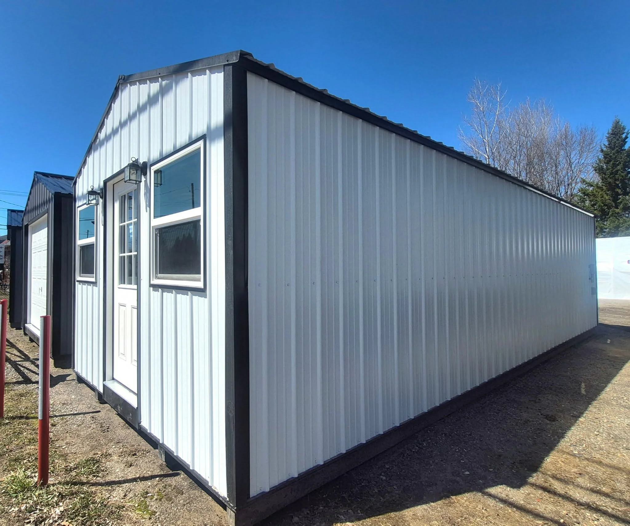 mini-maison-4-saisons-12x32-exterieur-facade-principale-acier-blanc-noir.jpg