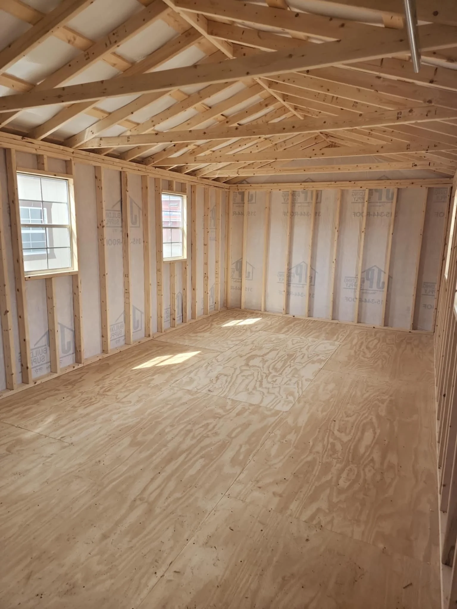 Intérieur garage 12x24 avec plancher imperméable et volume utilisable