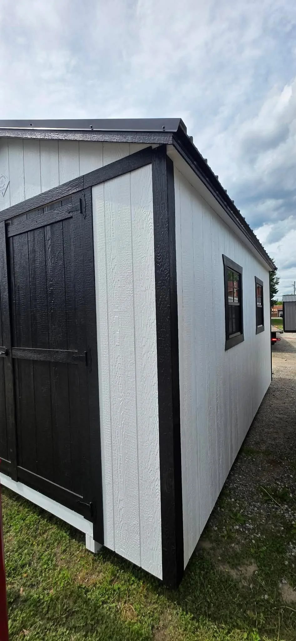 cabanon-10x16-exterieur-blanc-noir-quebec-1.jpg