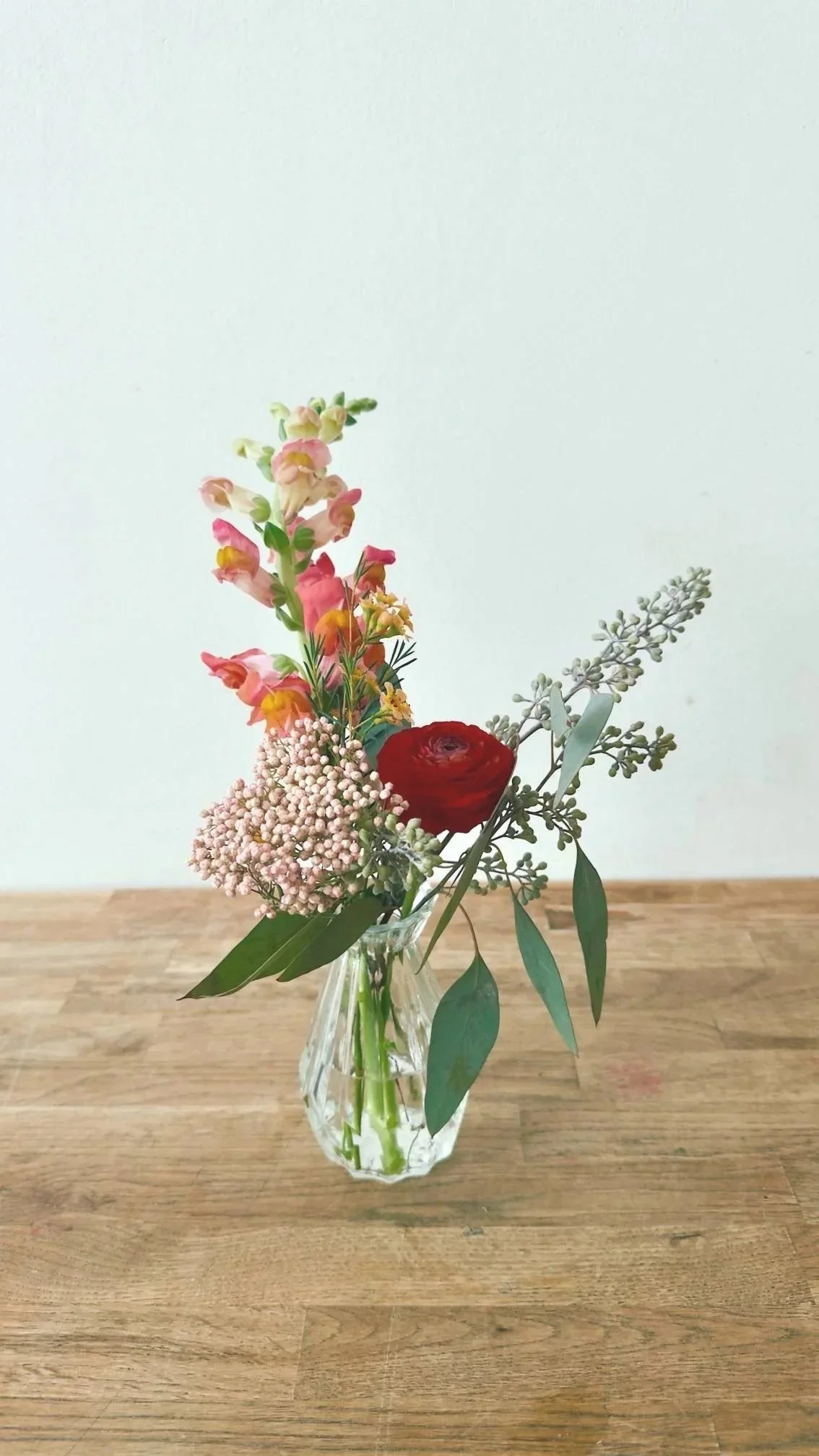 Single bud vase floral arrangement from the Bat Haus Styled Package, showcasing seasonal flowers and greenery styled for weddings and intimate celebrations.