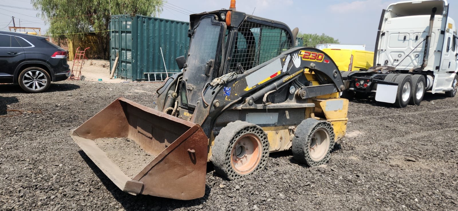 New Holland L230 (Minicargador / Skid Steer con Superboom)