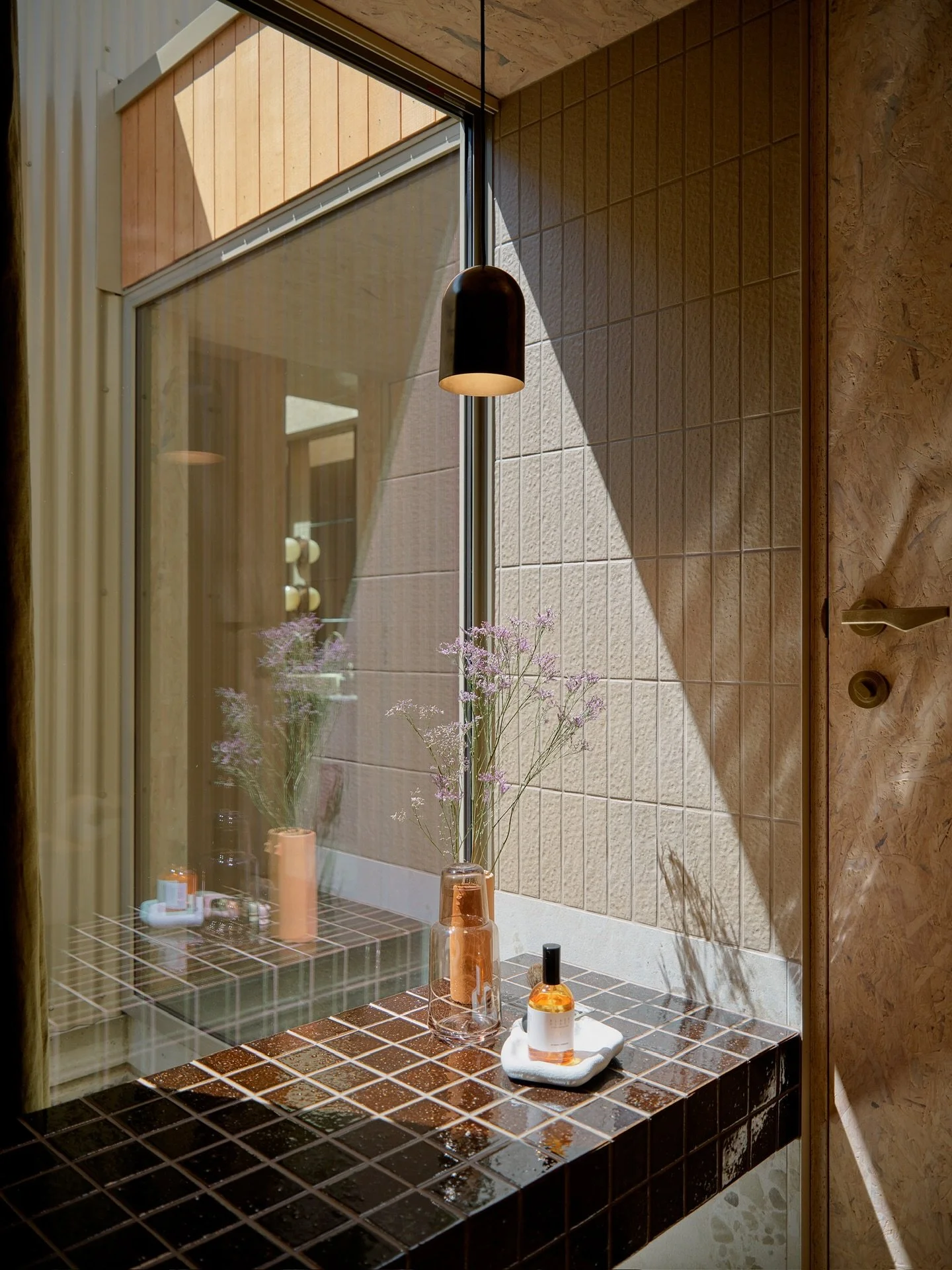 Each pocket of the home presents a unique moment at any given time of day. Textural, warm and light filled. Restore in peace and comfort at Scout.

📷 @mickeyross_ 

-

-

-

#architecturenz #interiorarchitecture #landscapearchitecture #landscaping #
