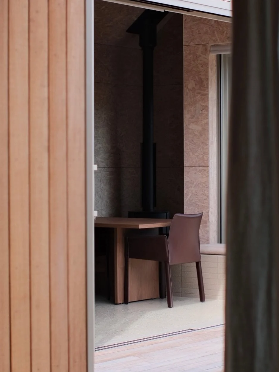 Garden dining - Generous sliding doors blur the bounds of inside and outside.