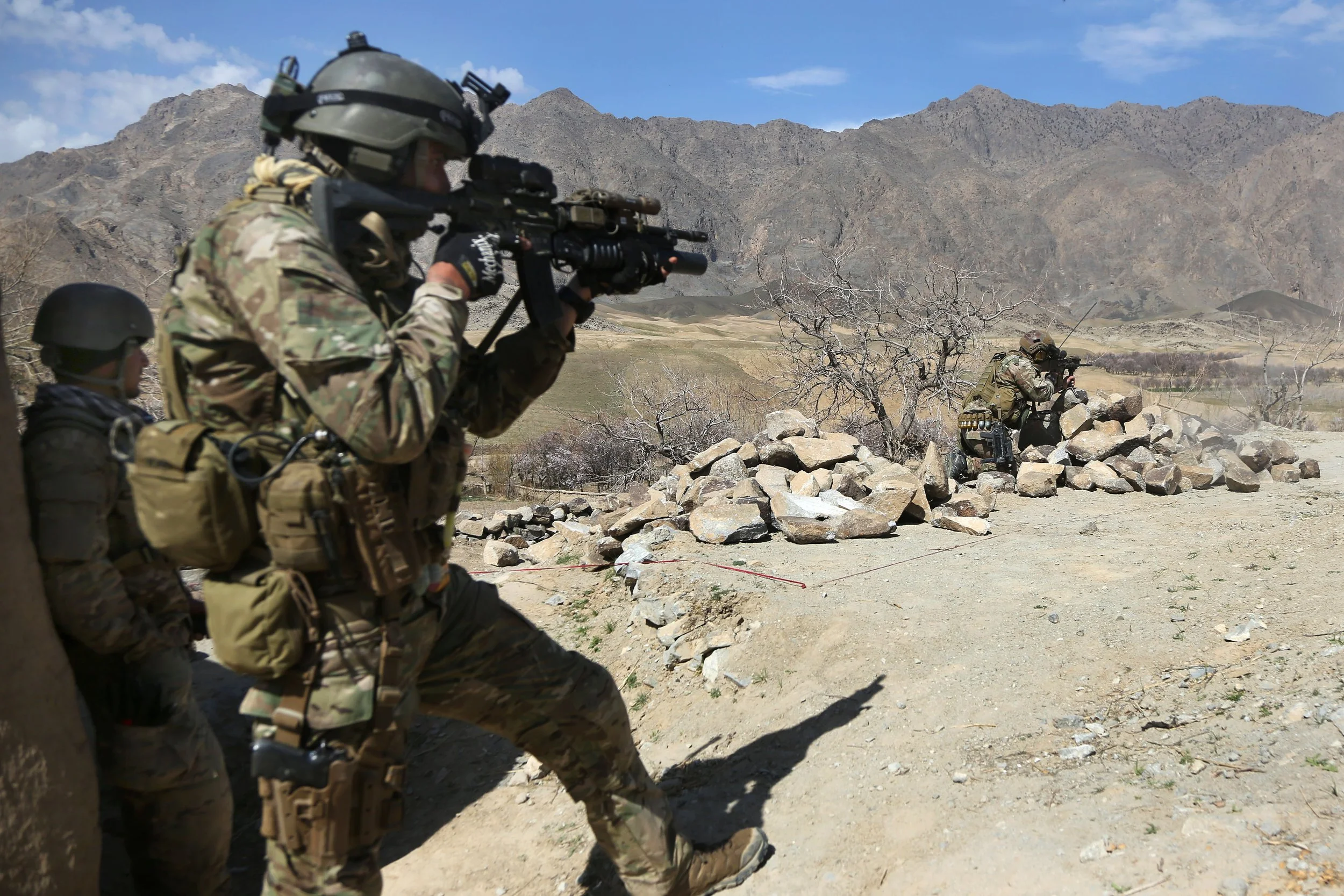 U.S. Army Special Forces soldier provides security Afghanistian 2014