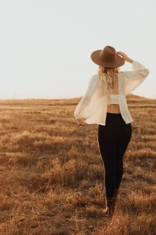 Erin: founder of Nomad Design Co. I started my candle company during the COVID-19 pandemic while working full-time as an architect. What began as a creative outlet during uncertain times quickly evolved into a passion project. Drawing on my backgroun