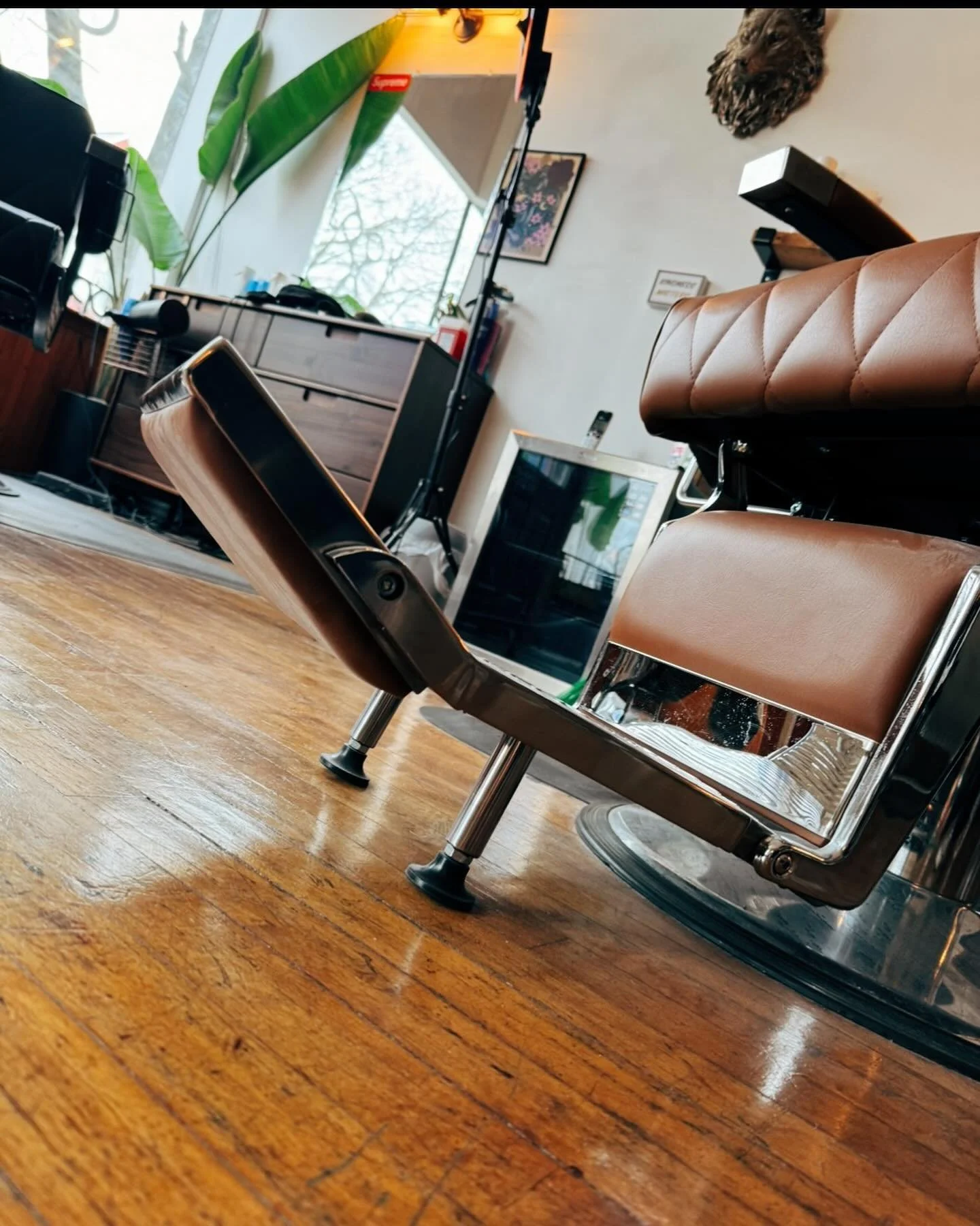 HIRING! We have one open chair for a licensed barber or licensed cosmetologist specializing in clipper cuts/barber services! 

Chair Rent Shop
🌿$200 a week
🌿Create your own hours 
🌿Offer your own services
🌿Free street parking
🌿Westside of Grand 