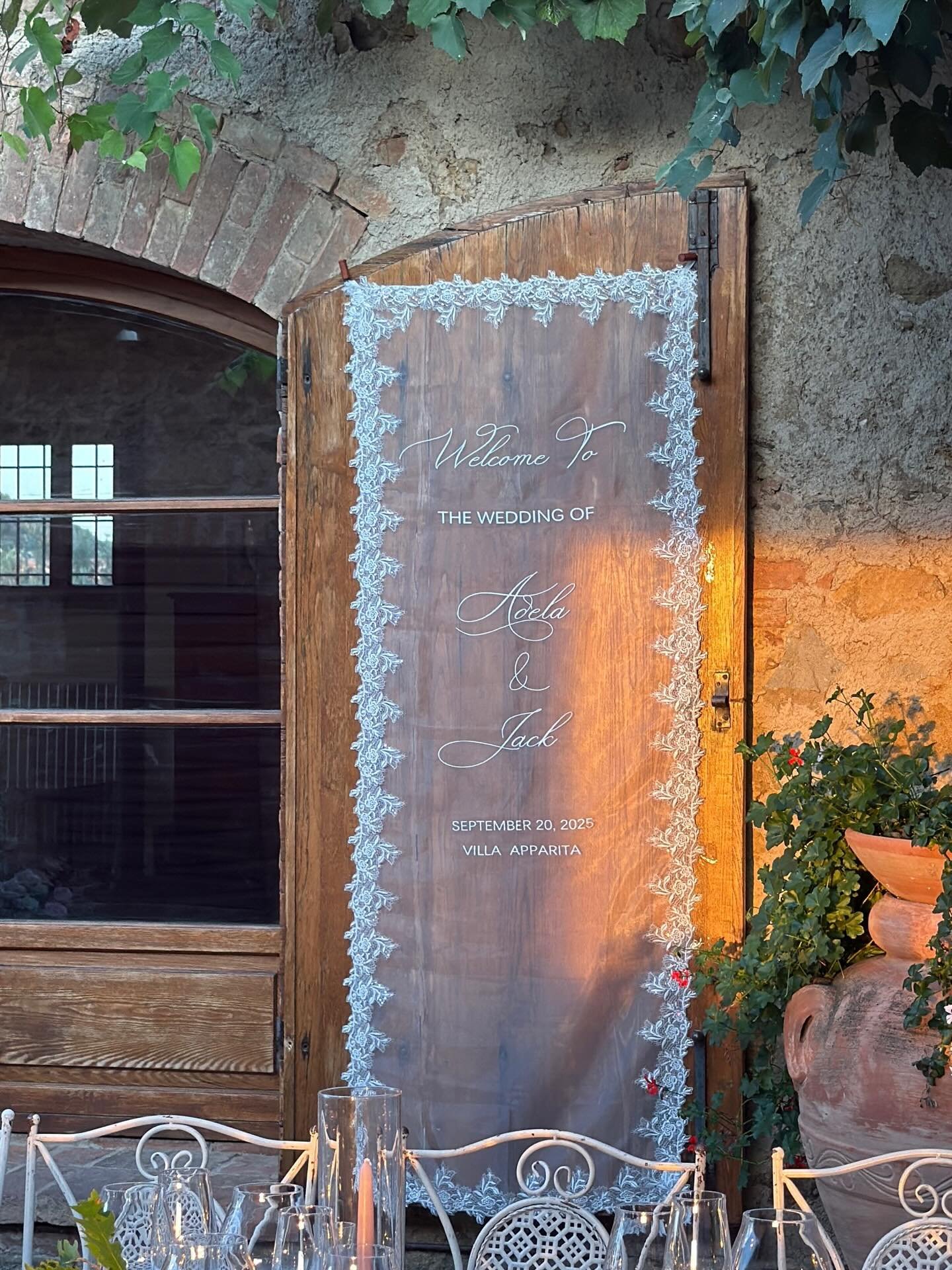 8 weeks and counting until we&rsquo;re back in the Italian countryside 🍇🍷🇮🇹&hellip; someone pinch us 

&mdash; throwing it back with some highlights from our dream day last September with Adela &amp; Jack 

Venue: @villaapparita
Florist: @magnoli