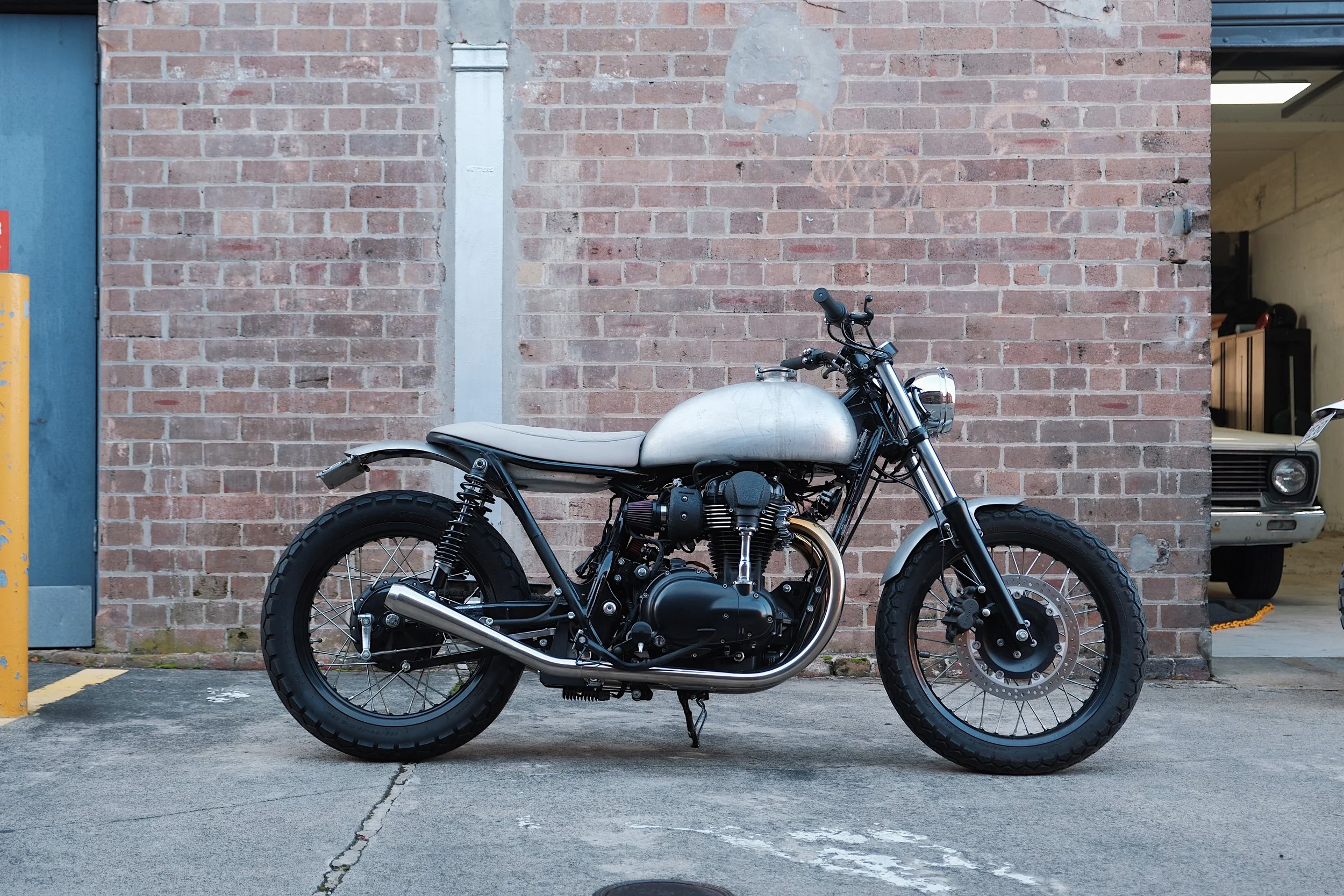 Kawasaki W800 custom "backdate" build.