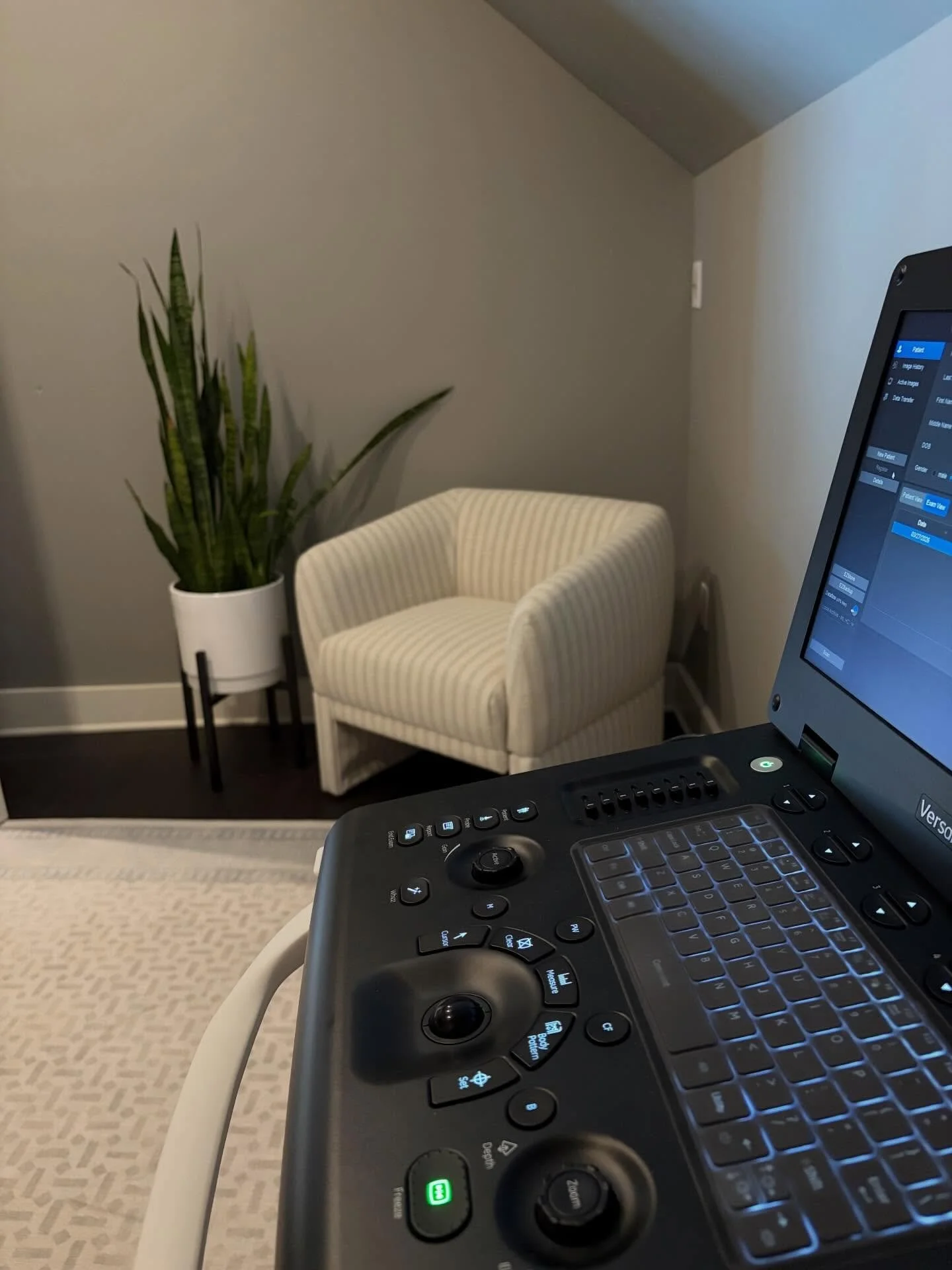 Prioritize your health with simple, affordable screenings. We offer early detection ultrasounds including breast, thyroid, carotid, pelvic, and abdominal exams.
No doctor&rsquo;s order needed, and every screening includes a radiologist report.

Book 