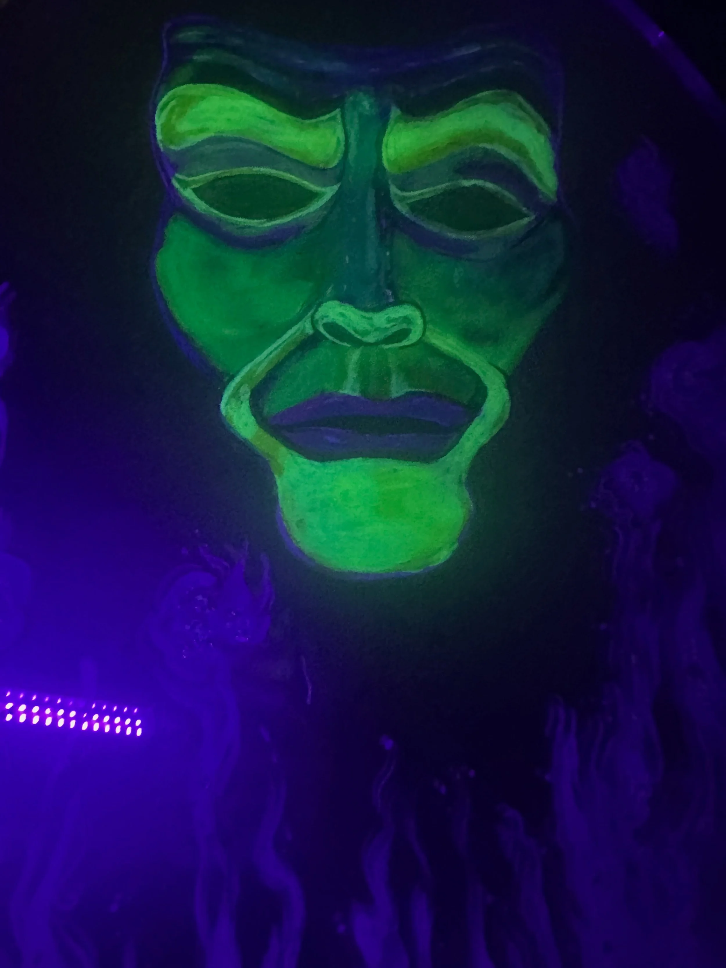 Just got the glow in the dark epoxy on this magic mirror. Gonna ask if I am the fairest of the land tomorrow 🤞 😂

#mirrormirroronthewall #disneyfun #snowwhiteart