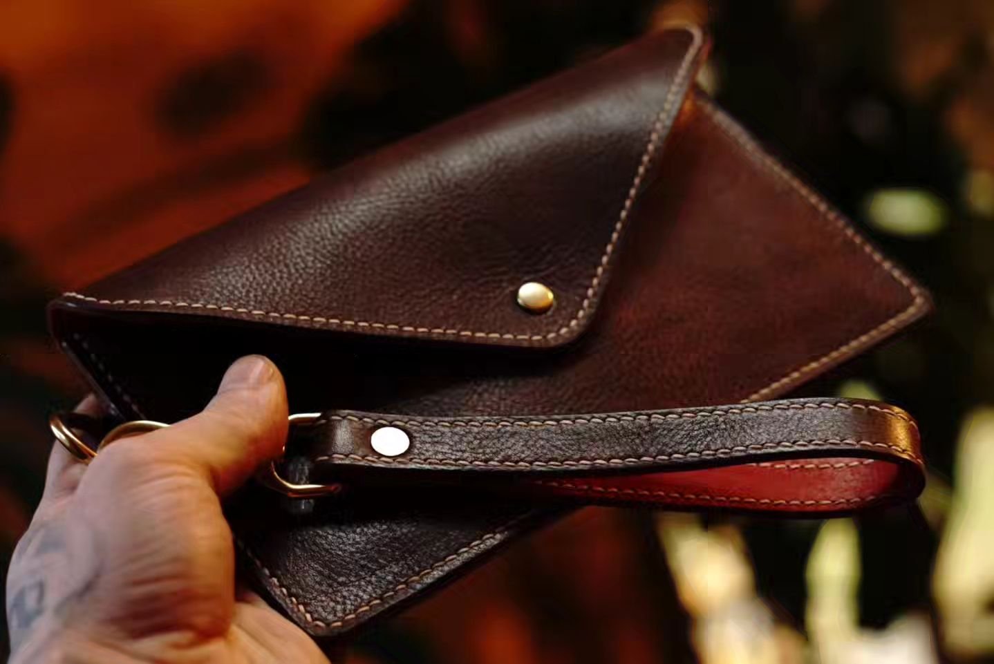 The devils in the details
#Leathercraft #HandmadeClutch #MontanaMade #QualityCraftsmanship #LuxuryLeather #TimelessStyle #HandcraftedAccessories #LeatherBag #EveryDetailCounts