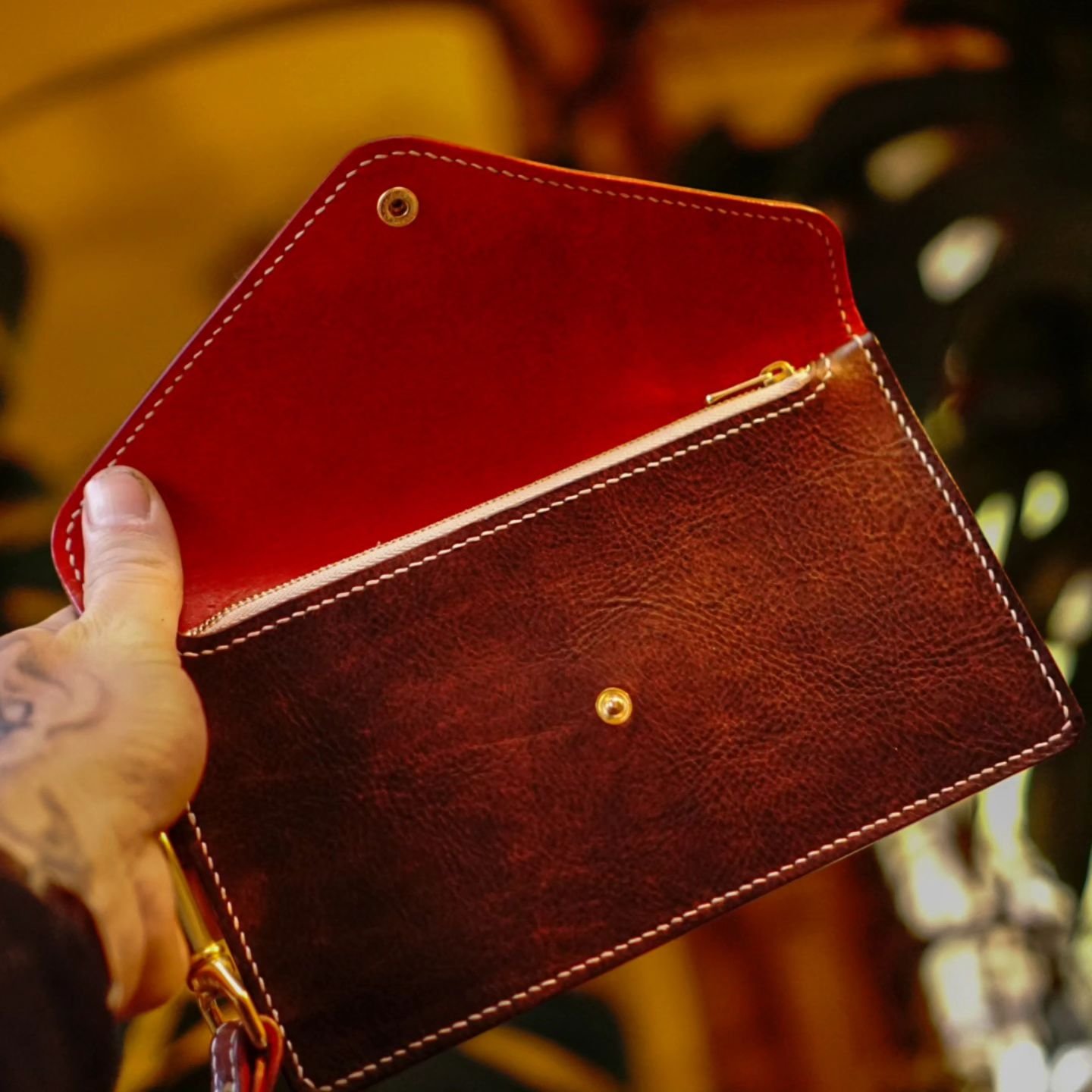 I'm really liking the pop of red on this clutch
.
.
.
.
.
#LeatherAccessories #MadeInMontana #EverydayStyle #MinimalistLeather #LeatherCraftsmanship #HandmadeLuxury #RuggedElegance #OneOfAKind #SlowFashion #QualityOverQuantity