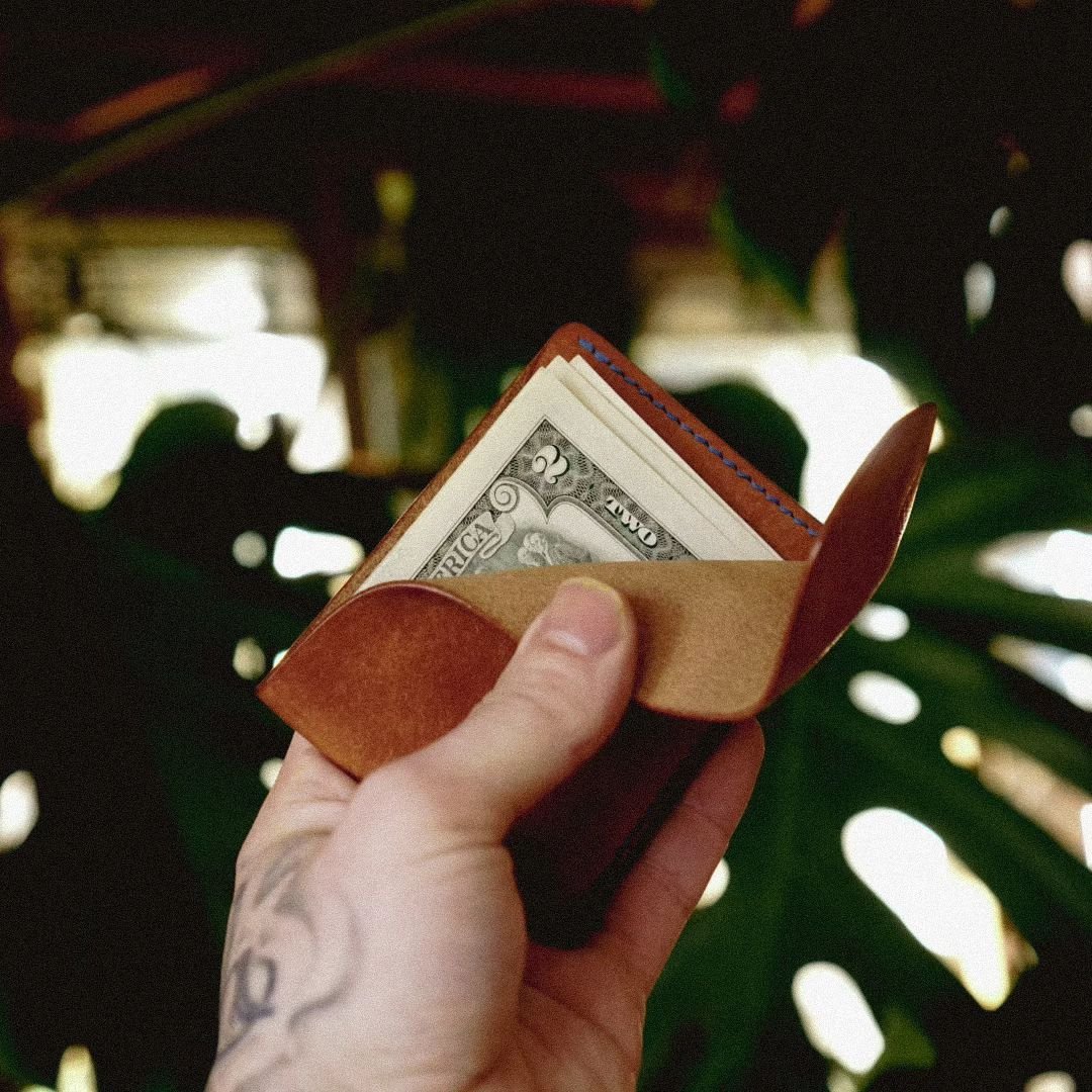 A minimalist wallet that still lets you get at your cash quick 🙌
.
.
.
.
.
#MinimalistWallet #HybridWallet #LeatherGoods #HandmadeWallet #SlimWallet #EverydayEssentials #GiftIdeas #LuxuryAccessories #EverydayCarry #EDCCommunity #ModernStyle #WalletE