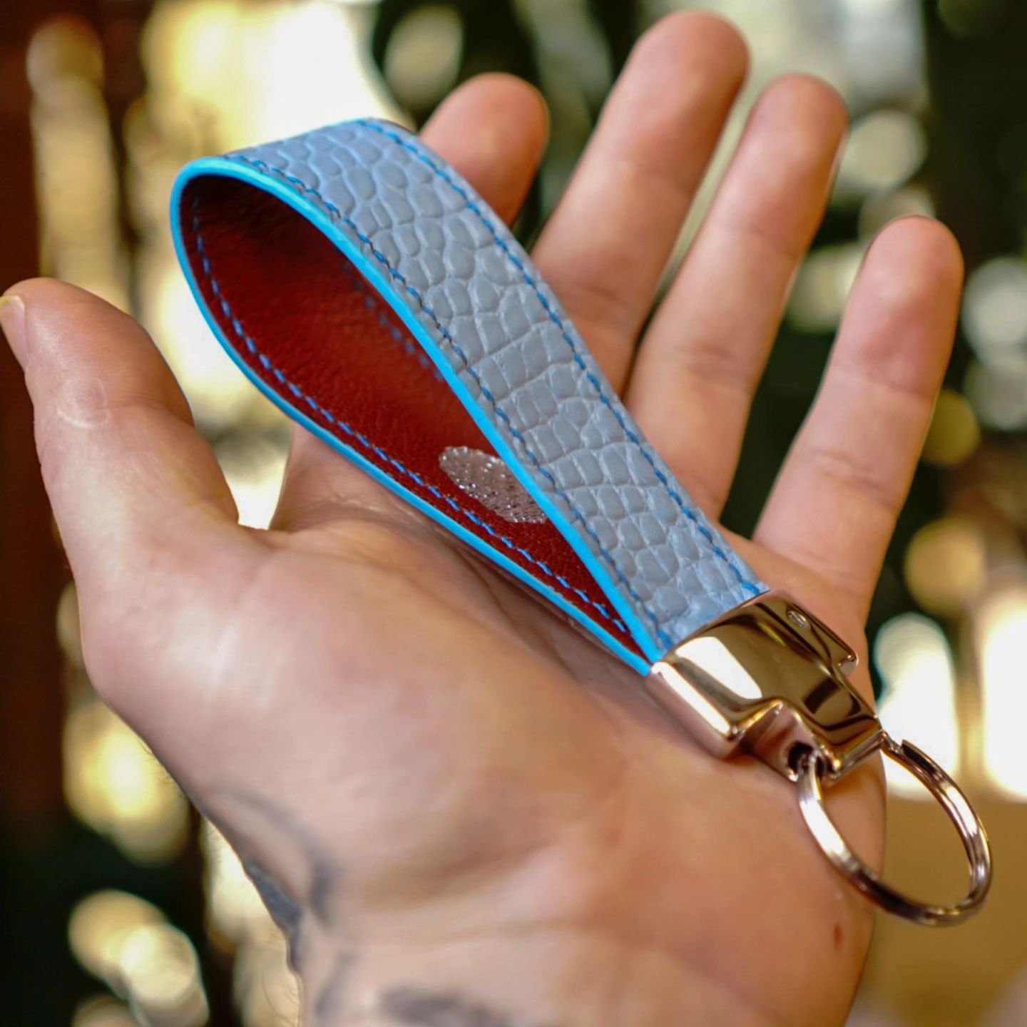 I'm really loving the contrast on this piece 🙏
.
.
.
.
.
#Leathercraft #HandmadeKeychain #AlligatorLeather #LuxuryAccessories #MontanaMade #ArtisanGoods #SmallBatchGoods #CraftedWithCare #Leatherwork #GoatskinLining #RusticElegance #ElevatedEssentia