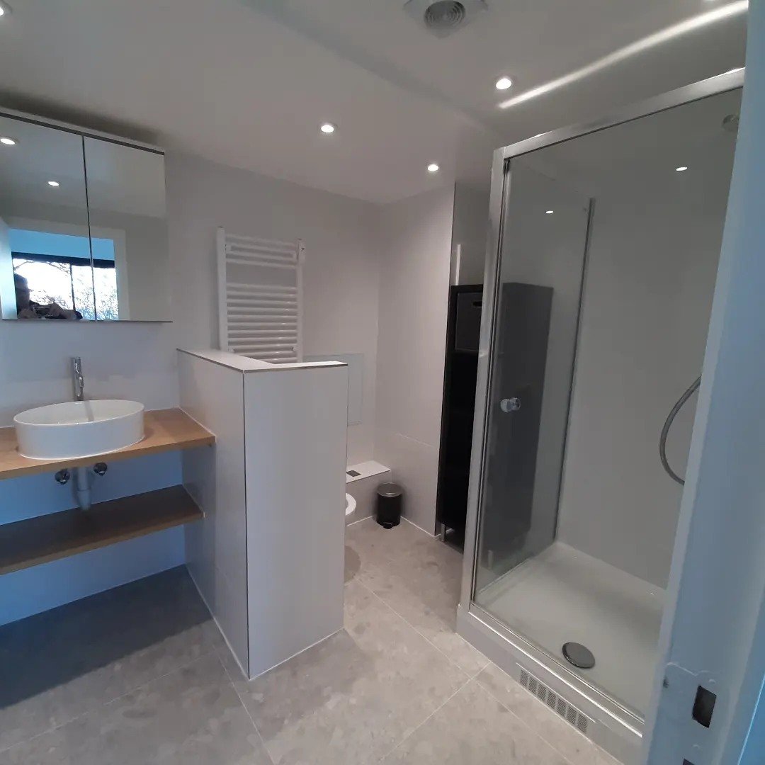 Rénovation appartement enduisage peinture salle de bain complète et Gyproc