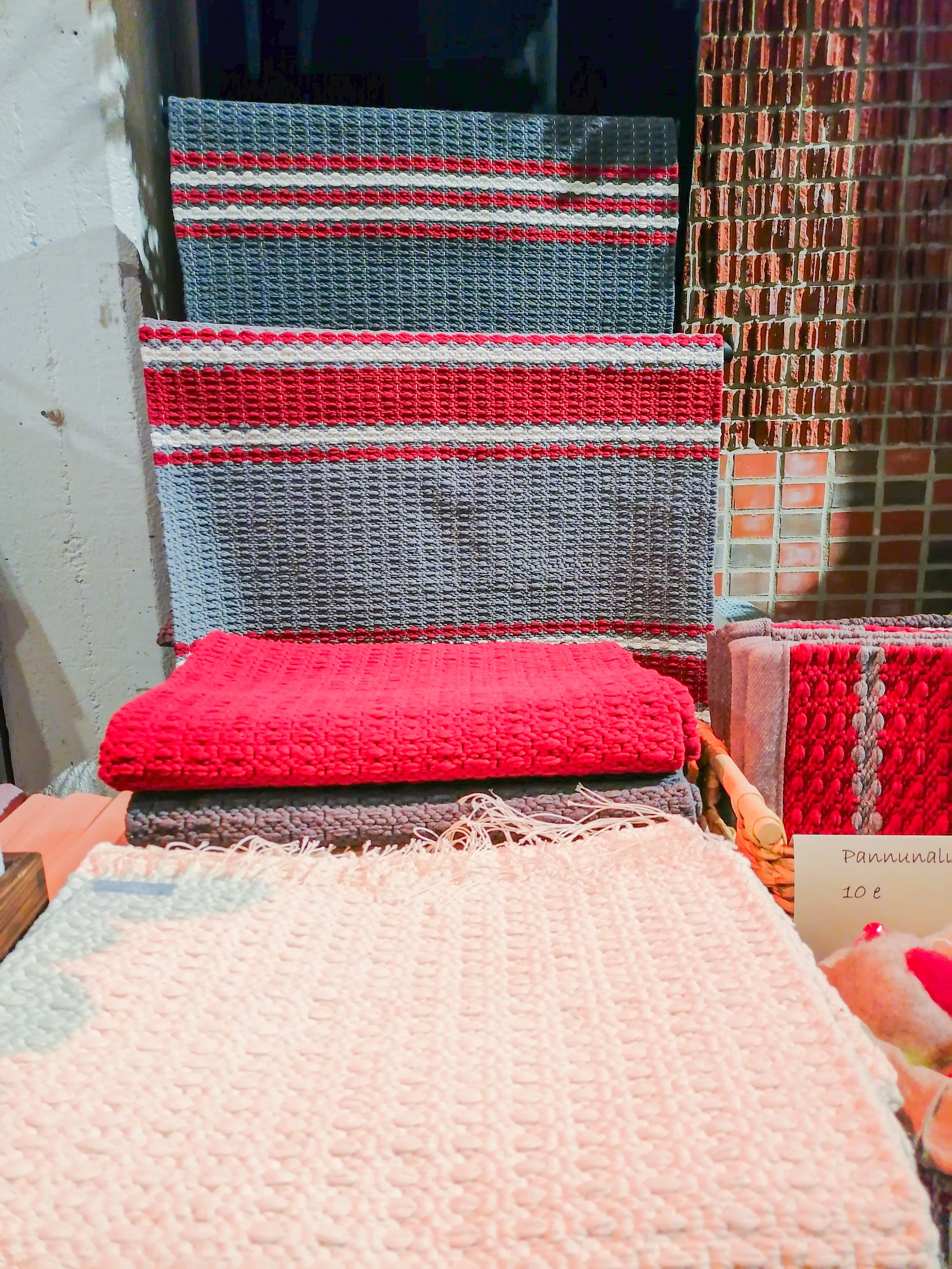 Langat yli äyräiden käsityönä valmistetut ihanat, laadukkaat ja kestävät matot.