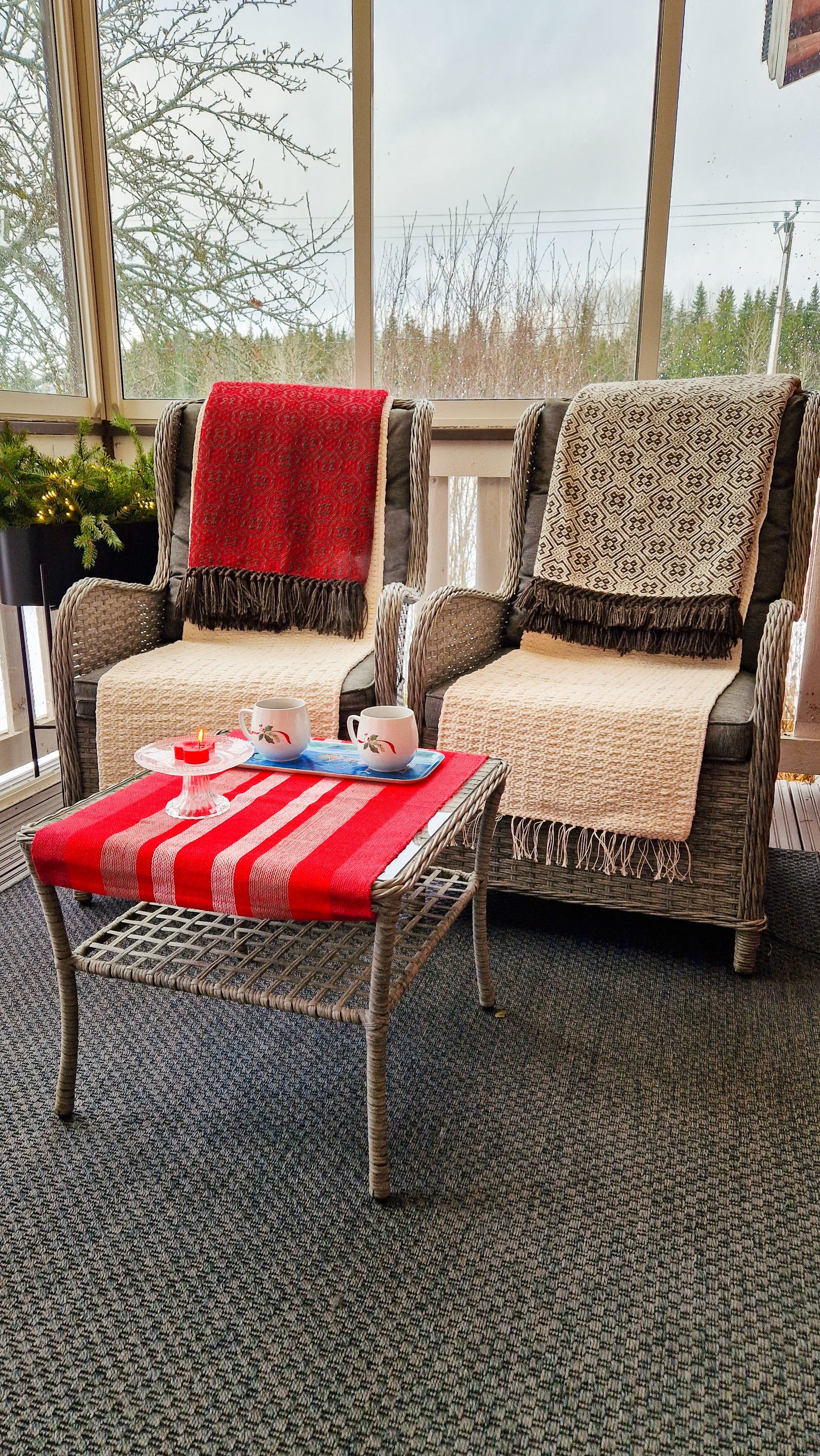 Langat yli äyräiden käsintehdyt kauniit ja laadukkaat viltit, tuolimatot ja pöytäliinat tuovat iloa sisustukseen.