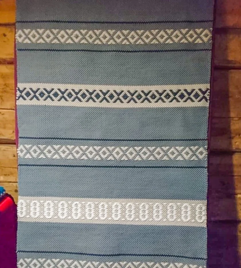 Langat yli äyräiden itsetehty kuvioitu matto. Käsintehdyt matot.