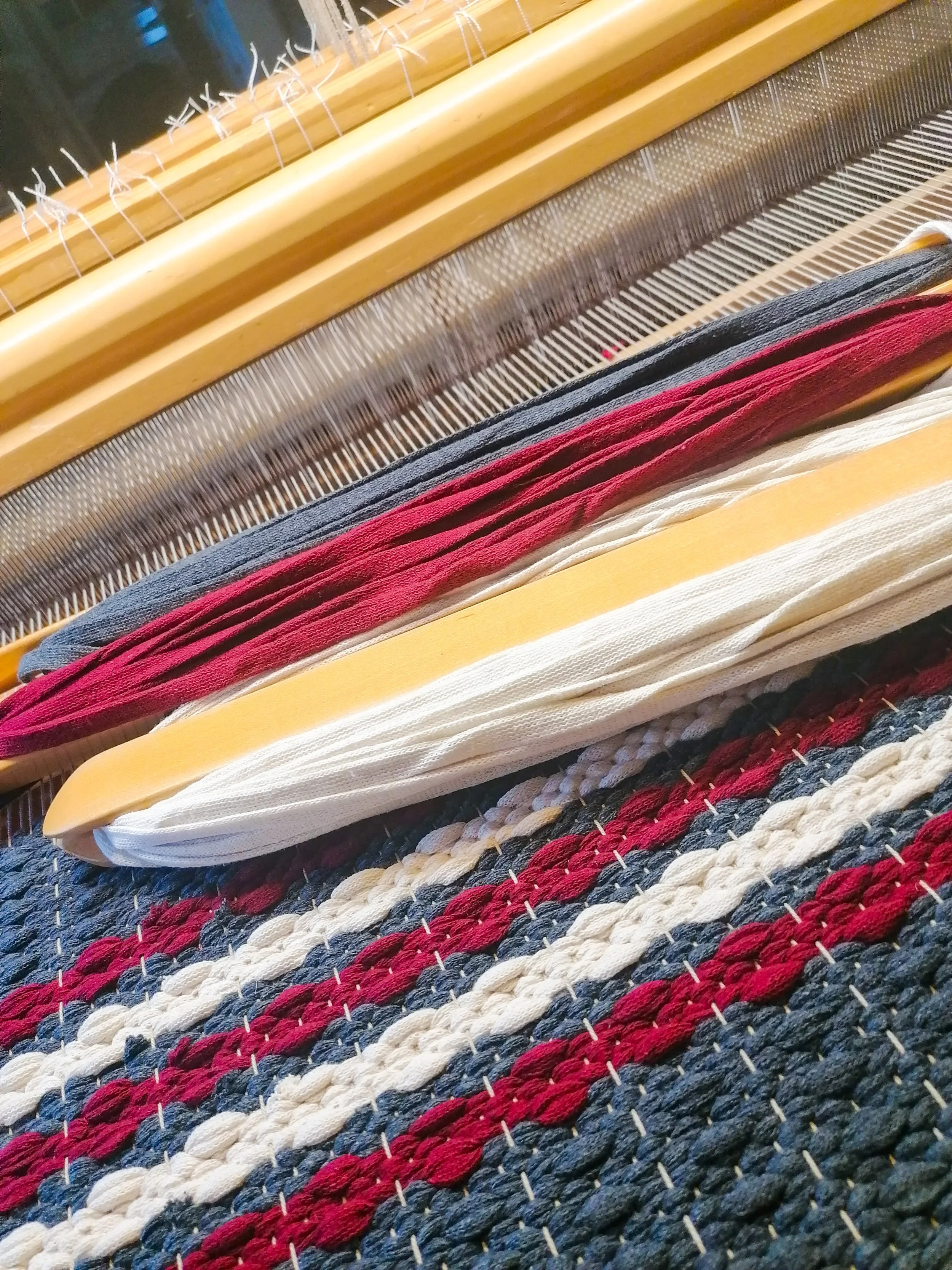 Käsin valmistettuja kotimaisia tekstiilitöitä.