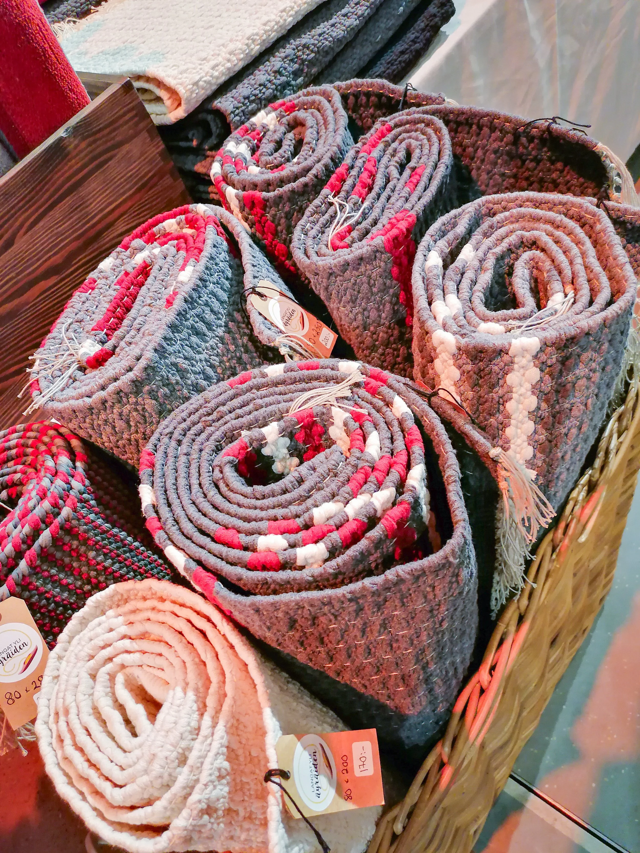 Langat yli äyräiden käsintehdyt värikkäät matot myös tilaustyönä kotiisi suunniteltuina. 