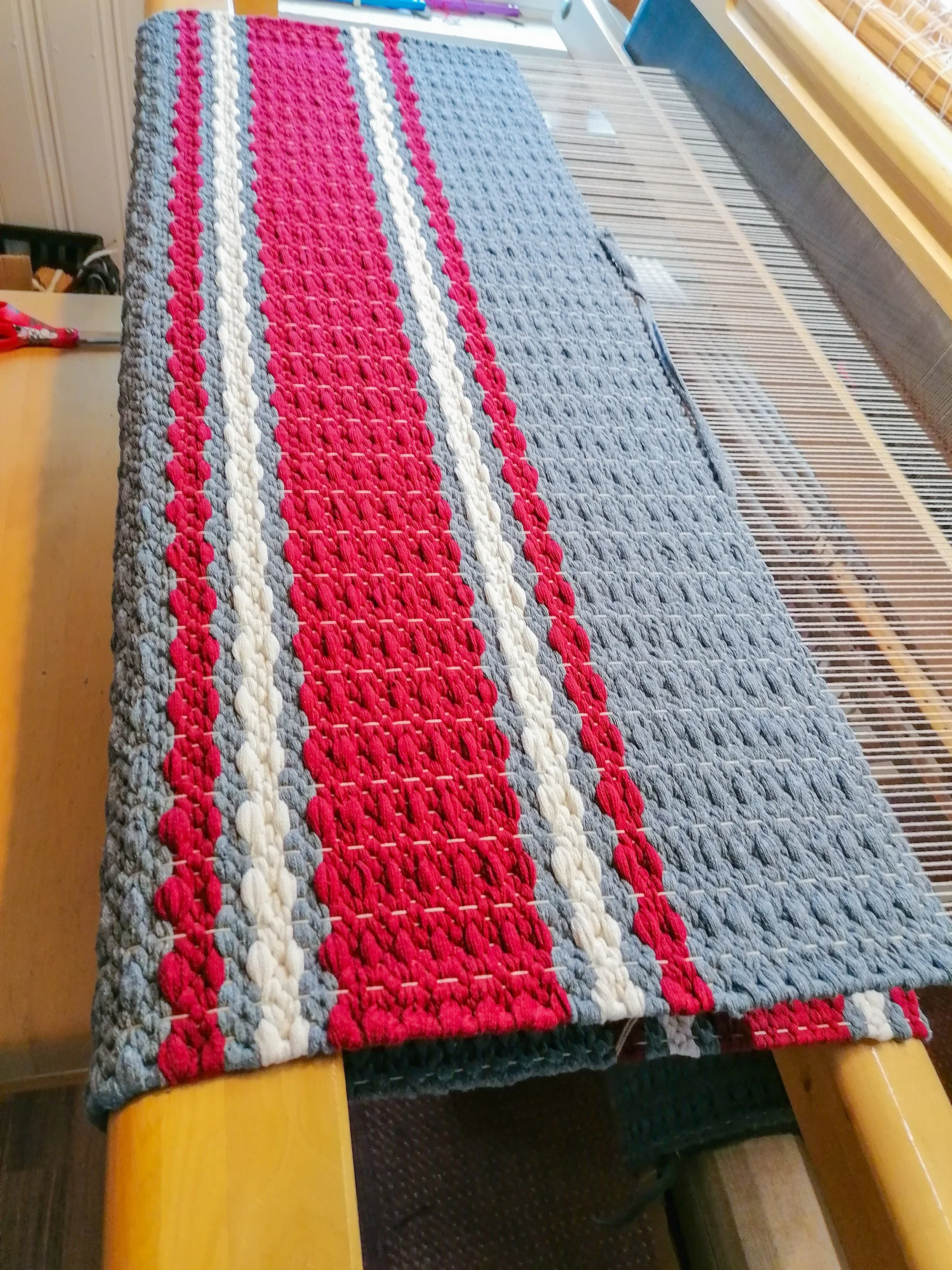 Langat yli äyräiden itsetehty, kestävä ja laadukas matto.