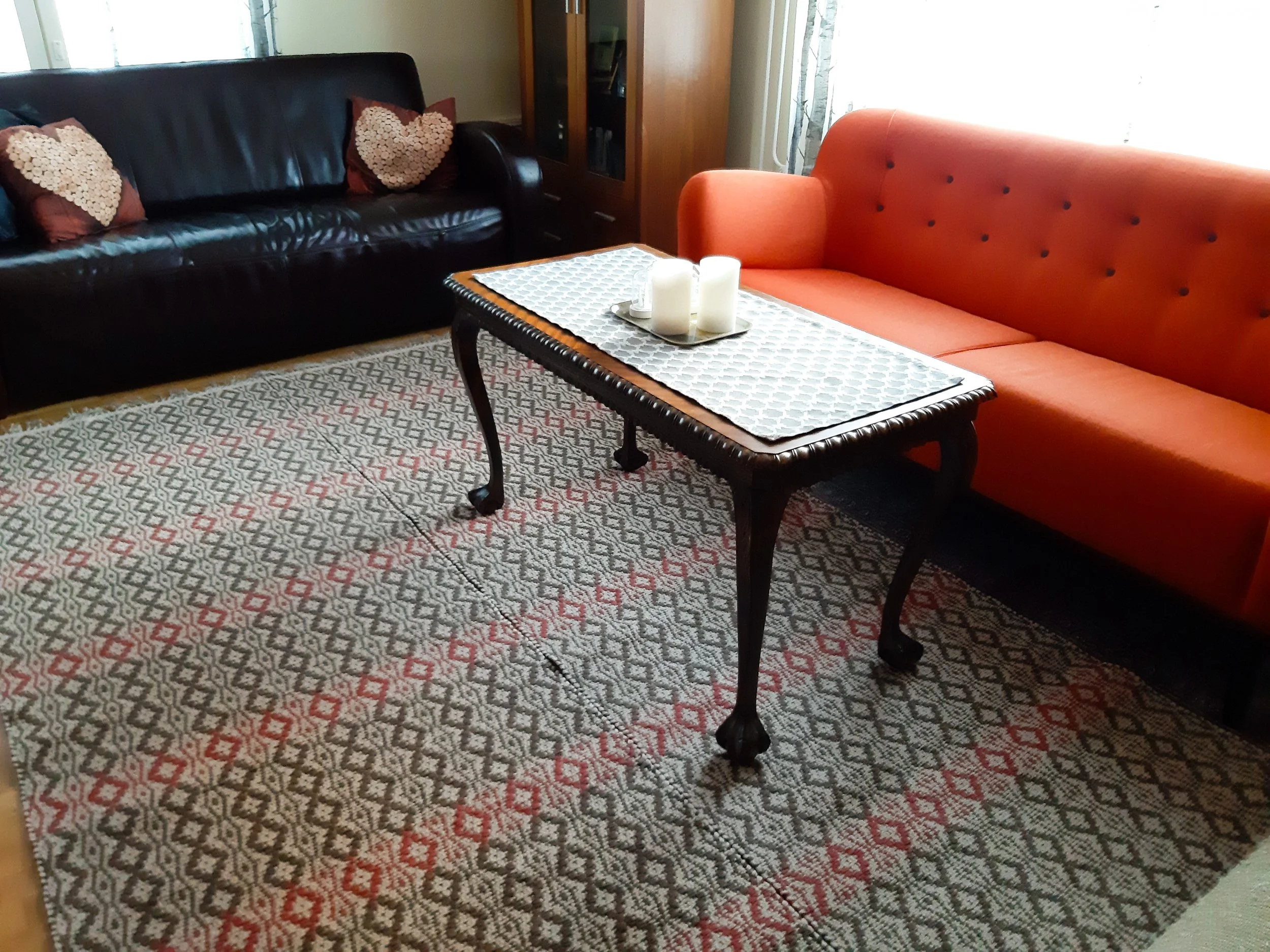 Tyylikäs kuvioitu ja käsintehty matto sopii täydellisesti koristamaan sinunkin kotiasi. Käsityöt ja sisustus. 