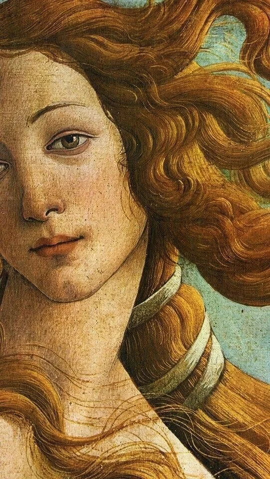 Gemälde einer jungen Frau mit langen, gewellten roten Haaren, die teilweise von einem weißen Band umwickelt sind, und einem stillen, nach oben blickenden Ausdruck.