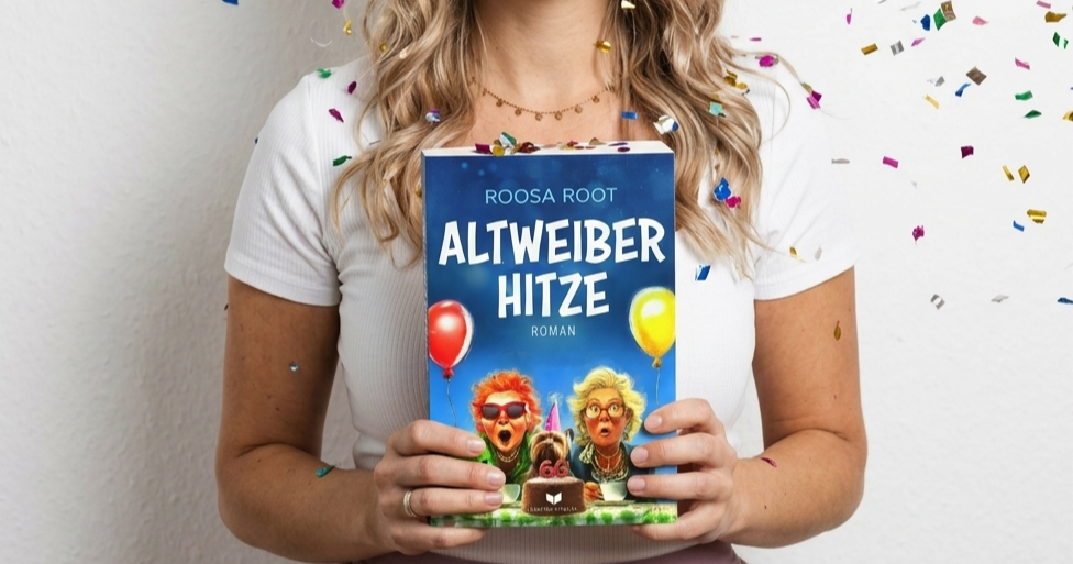 Frau hält Buch mit dem Titel 'Altweiber Hitze' vor sich, umgeben von Konfetti, im Hintergrund bunte Partydekorationen.
